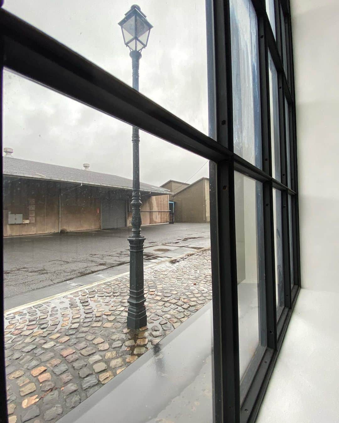 鈴木保奈美さんのインスタグラム写真 - (鈴木保奈美Instagram)「ここのスタジオ、ヨーロッパみたいで好きなのね。1時間で行けるけど。  #雨の  #木更津」1月27日 16時57分 - honamisuzukiofficial