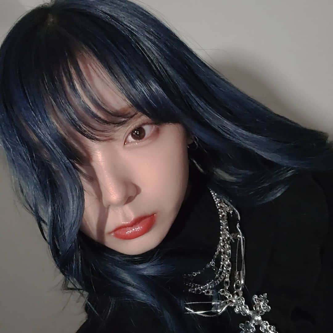 mam（まむ）のインスタグラム：「髪色ブチ上げになってます💙💙💙 いつもありがとうございます🥵💓  #mam_haircolor」