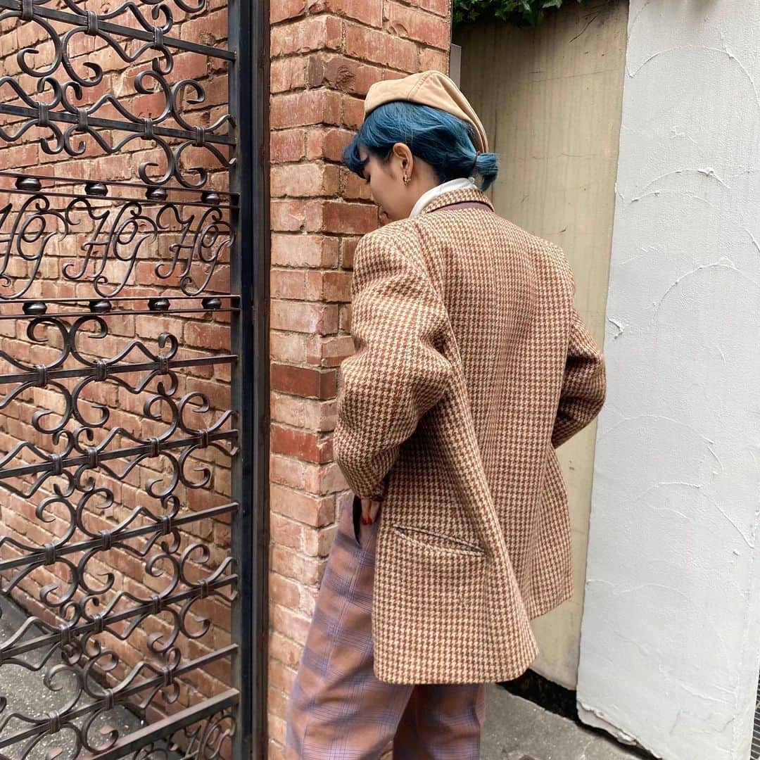 NUTTY Vintage&Collectibleのインスタグラム：「☕️NEW ARRIVAL☕️  「待ち合わせは、純喫茶で。」  ☑︎vtg brown×green check wool jacket ☑︎vtg 70's brown×blue check pants  シャツではなくタートルネックを組み合わせることで、クラシックを日常に。  オーバーサイズのメンズアイテムは、レディなカットグラスのイヤリングを取り入れてバランス良く着こなして。  🛒VINTAGE ONLINE STOREにてお買い求めいただけます🛒  ---------------------------------------------------- 💐Formal Fair 2021💐1/18(mon)~ ☑︎ヴィンテージジュエリーALL10%OFF  🚌送料無料🚌1/15(fri)~ ☑︎VINTAGE ONLINE STORE ¥10000以上 ☑︎SELECT BOUTIQUE ONLINE STORE ¥5000以上 お買い上げで全国一律送料無料！ （※ONLINE STORE/その他通販全て対象） ----------------------------------------------------」