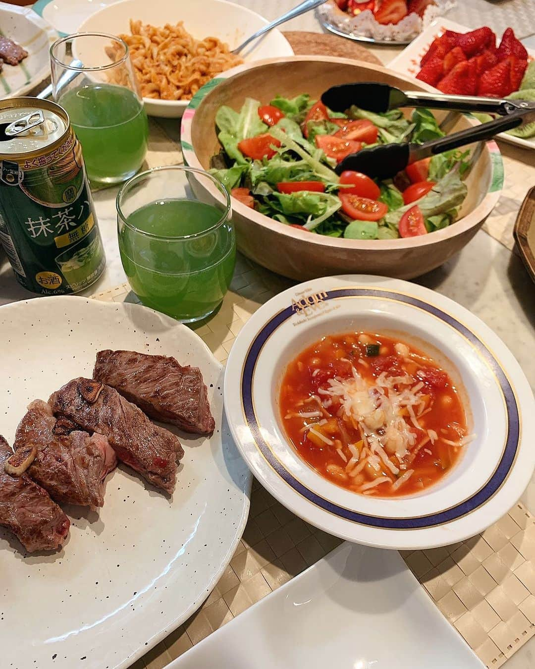 小西翼さんのインスタグラム写真 - (小西翼Instagram)「. 無糖で食事がなんでも合うから最近は 寶▲抹茶ハイ🍵🍻を飲んでます💚 . 糖質ゼロでヘルシー、しかも飲みやすい！ 罪悪感がなくて嬉しい！😏 女子会の時これ買って行こ🤍笑 . #寶抹茶ハイ#宝酒造#PR#宝焼酎」1月27日 17時00分 - tucha_k