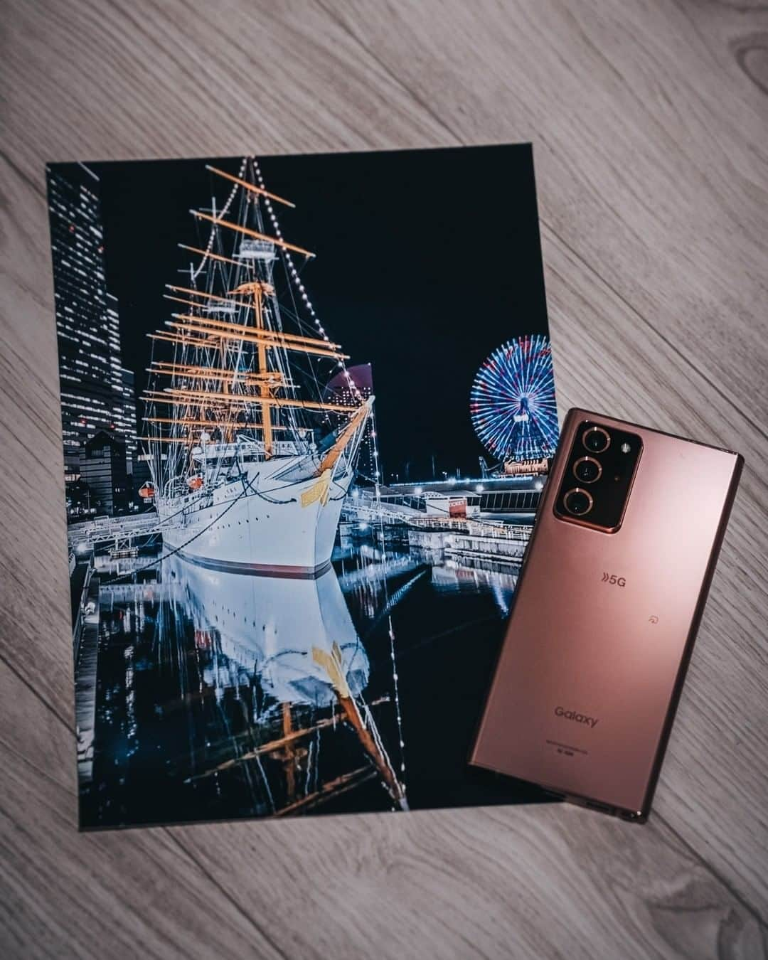 Galaxy Mobile Japanさんのインスタグラム写真 - (Galaxy Mobile JapanInstagram)「Galaxy Note20 Ultra 5G で撮影した写真とスマホを一緒に📱 まるでアクセサリーのように幻想的な光沢を放つ Note20Ultra 5G は、持って眺めているだけでもうっとりしちゃうかも！？😂🔮 📸#GalaxyNote20Ultra 5G Photo by @_deepsky ※この写真は2021/1/7以前に撮影されたものです。 ・ ・ ・ #withGalaxy #Galaxy5G #ギャラクシーノート20 #GalaxyNote20 #ギャラクシー #神奈川 #神奈川県 #横浜 #日本丸 #日本丸メモリアルパーク #夜景 #夜景撮影 #夜景が綺麗 #夜景好き #テーブルフォト #おうちフォト #レンズ越しの私の世界 #スマホ越しの私の世界 #スマホカメラ #スマホ撮影 #スマホ写真 #kanagawa #yokohama #japan_night_view #urbanshot #Galaxyカメラ部 #おうちGalaxyカメラ部 ・ Galaxy で撮影したお気に入りの写真を印刷して飾っているよ🙋という方は #Galaxyカメラ部 をつけて投稿してください！ぜひ見てみたいです😍」1月27日 17時00分 - samsungjpn