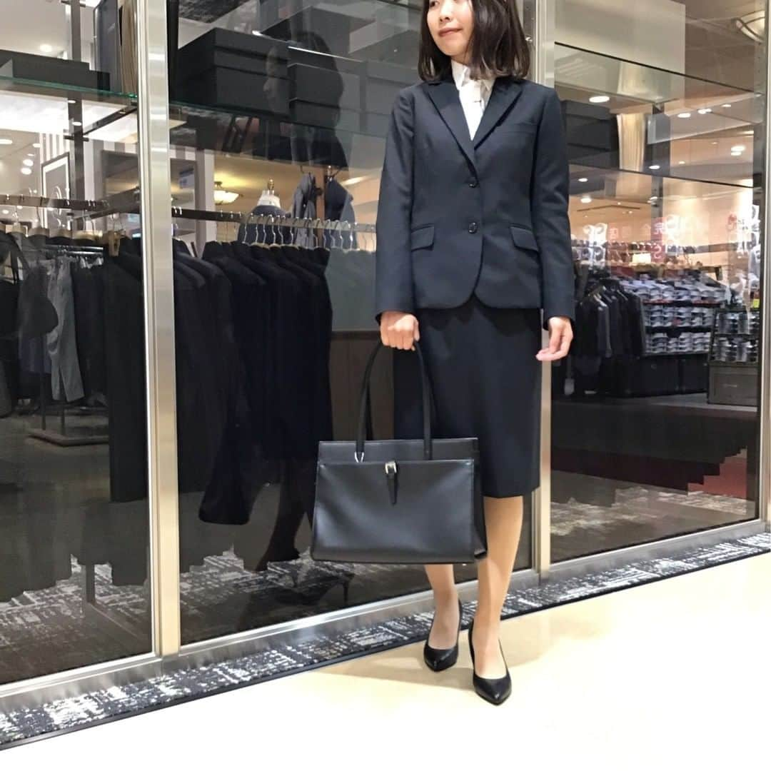 キャナルシティ博多さんのインスタグラム写真 - (キャナルシティ博多Instagram)「＼学生さん注目～！／ THE SUITCOMPANY（サウスビル2F）からのお知らせです♪  4月11日（日）までの期間限定で 自店メンバーズにご登録いただき 学生証をご提示いただくと 学生の皆さんは全品20%OFF！ 今年就職の方におすすめのシンプルなネイビースーツや、 就活用の黒無地スーツもお得にGETできるチャンス☆  たとえばこちら（写真）！ 就活用の黒無地スーツ ジャケット、スカート、ブラウス、パンプス、バッグの トータルコーディネートは定価¥48,200＋税のところ、 全品20%OFFで¥38,560＋税に！！ 約1万円もお得になります♪ ※価格は一例です。商品により価格は異なります。  オーダースーツも学生の方は10%OFFでご案内中！ 今ならオプションパックも無料です☆ この機会に是非スーツカンパニーキャナルシティ博多店にご来店くださいませ。  #キャナルシティ博多 #キャナルシティ #キャナル #きゃなるしてぃ #きゃなる #福岡 #博多 #天神 #福岡観光 #福岡買い物 #thesuitcompany #スーツカンパニー　#スーツ #就活　#就職 #学割 #大学生 #初出勤 #スーツ選び #スーツ男子 #スーツ女子 #スーツコーデ #スーツスタイル #オーダースーツ #スーツ着こなし #メンズスーツ #レディーススーツ　#スーツ好き #スーツ姿 #suit」1月27日 17時00分 - canal_city