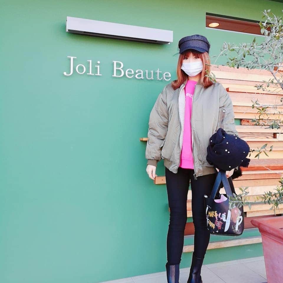 中島彩のインスタグラム：「年始初の癒しの贅沢時間...❤️ @jolibeaute.official で至福のリラックス時間😍  よもぎハーブ蒸しで、体の芯からぽかぽか❤️喉の乾燥でダミ声になっていたのも潤ってｽｯｷﾘ❤️ いつも以上に冷えが気になるこの季節のよもぎハーブ蒸しは本当にオススメ✨  大好きな強めマッサージでリンパをしっかり流してもらうのは本当に至福❤️ 寒さで固く縮こまった体も軽く～💕　 おうち時間が長いので、いつも以上に体のこりがひどくて😭  オールハンドのフェイシャル、 エレクトロリフティングは通いだしてから欠かせないメニュー✨ 直後から実感できるリフトアップとお肌のトーンアップ💕 マスクによる毛穴の開きが気になっていたので、毛穴クリーンも追加..😘 終わったあとは毛穴が目立たなくなるし、お化粧のりもよくなり私の一押し❤️  いつも芦屋店にいらっしゃるみくさんとも久しぶりにお会いできて嬉しかった～💕相変わらずとっても美しくて刺激もらいました😍  jolibeaute.official #苦楽園口エステ #エステサロン　#オールハンドエステ #マッサージ　#アンチエイジング　#エイジングケア　#リフトアップ　#トーンアップ #よもぎハーブ蒸し　#毛穴ケア」