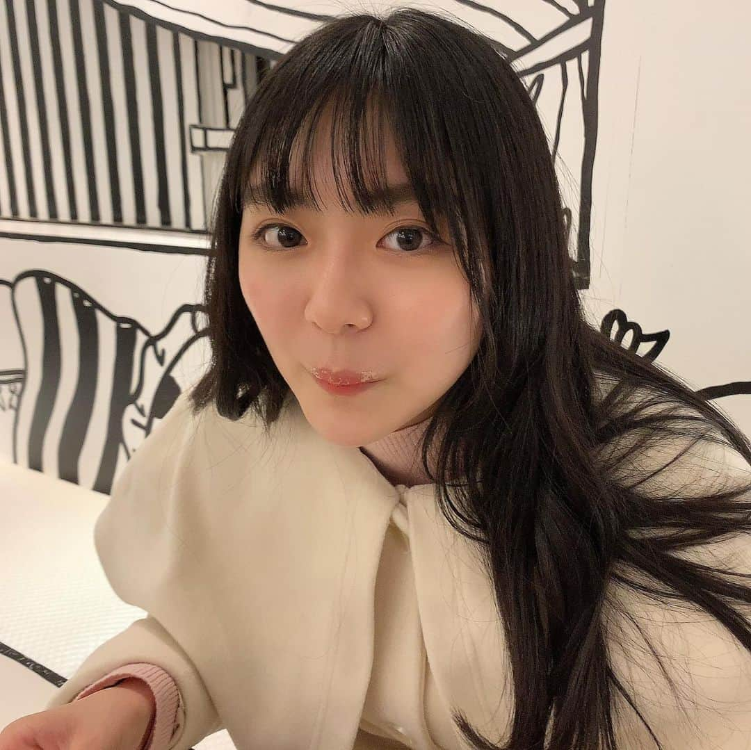 豊田留妃さんのインスタグラム写真 - (豊田留妃Instagram)「スワイプしてね🤸🏾‍♂️ 泡でヒゲをつくりたくて一生懸命なわたしです できなかったけど☺ photo by mom. ・ ・  #cafe #2Dカフェ」1月27日 17時06分 - runstagram_717