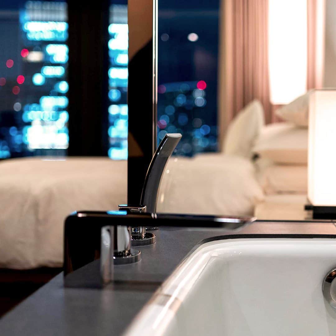 ザ・キャピトルホテル 東急 公式さんのインスタグラム写真 - (ザ・キャピトルホテル 東急 公式Instagram)「大きな窓の向こうに広がる東京の夜景を、お風呂からお楽しみいただけるお部屋も。  現在、ホテルステイを”24時間”存分に満喫していただける「おこもり東京ステイ」プランが好評発売中です！1万円分のホテルクレジット＆駐車場代無料の特典付きで、ゆったりとホテルでの時間をお楽しみいただけます。	  Through the large windows in each room, your night view of Tokyo is not limited to just your main room, but can also be enjoyed from the bath.  Currently, the “Extended Tokyo Stay” plan, which allows you to fully enjoy your stay at the hotel for a whole 24 hours, is now on sale! With 10,000 yen worth of hotel credit and free parking included, you can take your time and relax at the hotel.  #thecapitolhoteltokyu #ザキャピトルホテル東急 #thepreferredlife #forbestravelguide #おこもり #宿泊プラン #ホテルステイ」1月27日 17時07分 - thecapitolhoteltokyu