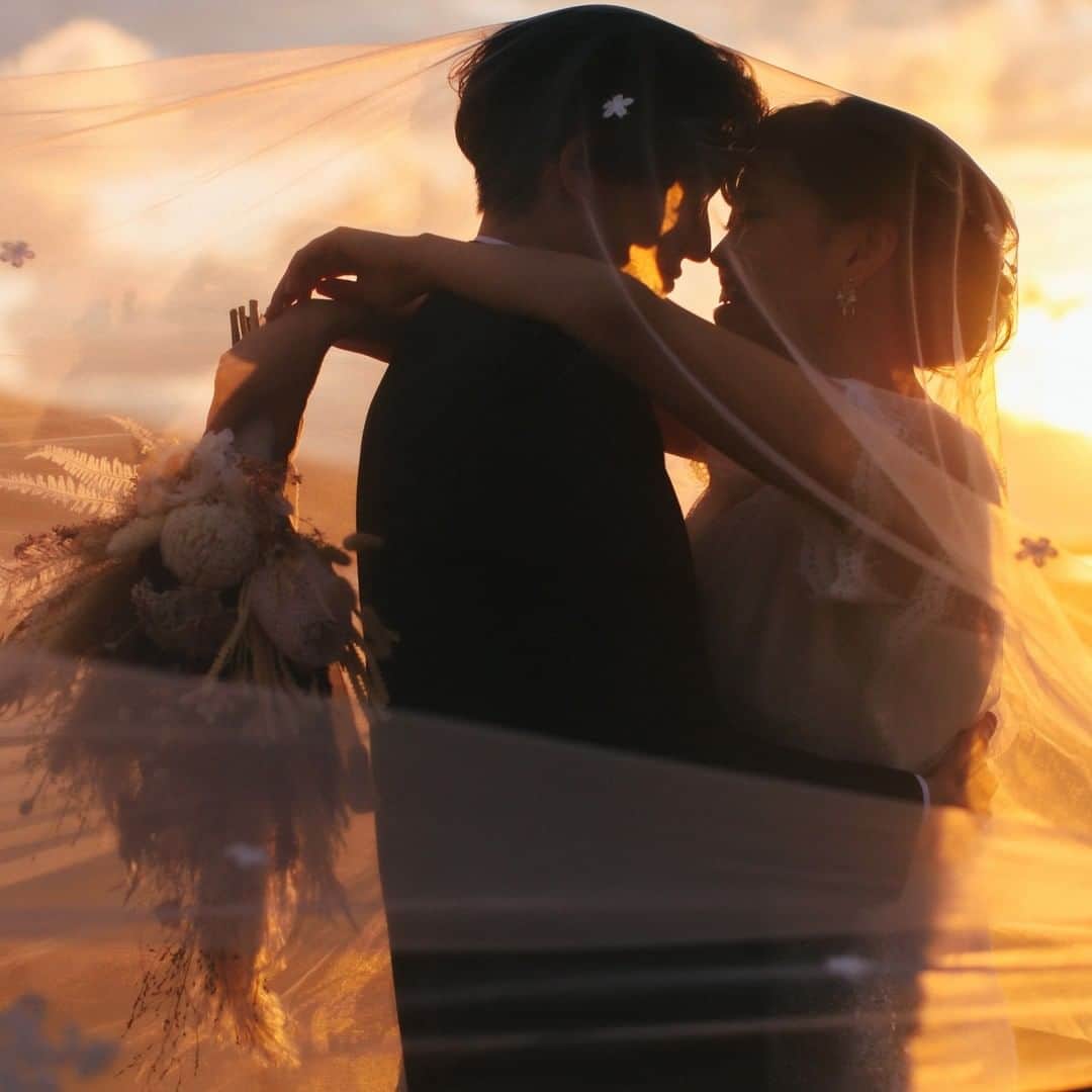 ラヴィ•ファクトリーさんのインスタグラム写真 - (ラヴィ•ファクトリーInstagram)「【写真で叶える結婚式】 . 美しいサンセットビーチにて..*  ロケーションの美しさ×ウェディングベールを活かし とびきりロマンチックな作品に。 はにかむおふたりの姿もとっても印象的でした＊ —————— ラヴィファクトリー新潟: @niigata_laviephotography  Photographer:@go_akashi  AREA:JAPAN,NIIGATA —————— @laviefactoryをフォローして #laviefactory #ラヴィファクトリー のハッシュタグをつけて お写真を投稿してみてくださいね✳︎ . こちらの公式IG（@laviefactory） で取り上げさせていただきます✨ #wedding#weddingphotography #ラヴィファクトリー #laviefactory #photo #生きる写真 #ハートのある写真 #instawedding #結婚写真 #ウェディング #ウェディングフォト #撮影指示書 #ロケーションフォト #前撮り #プレ花嫁 #結婚準備 #写真好きな人と繋がりたい #フォトウェディング #卒花 #前撮り #後撮り #ウェディングニュース #プラコレ #ベールインフォト #サンセットフォト #新潟花嫁 #サンセット #ウェディングベール」1月27日 17時12分 - laviefactory