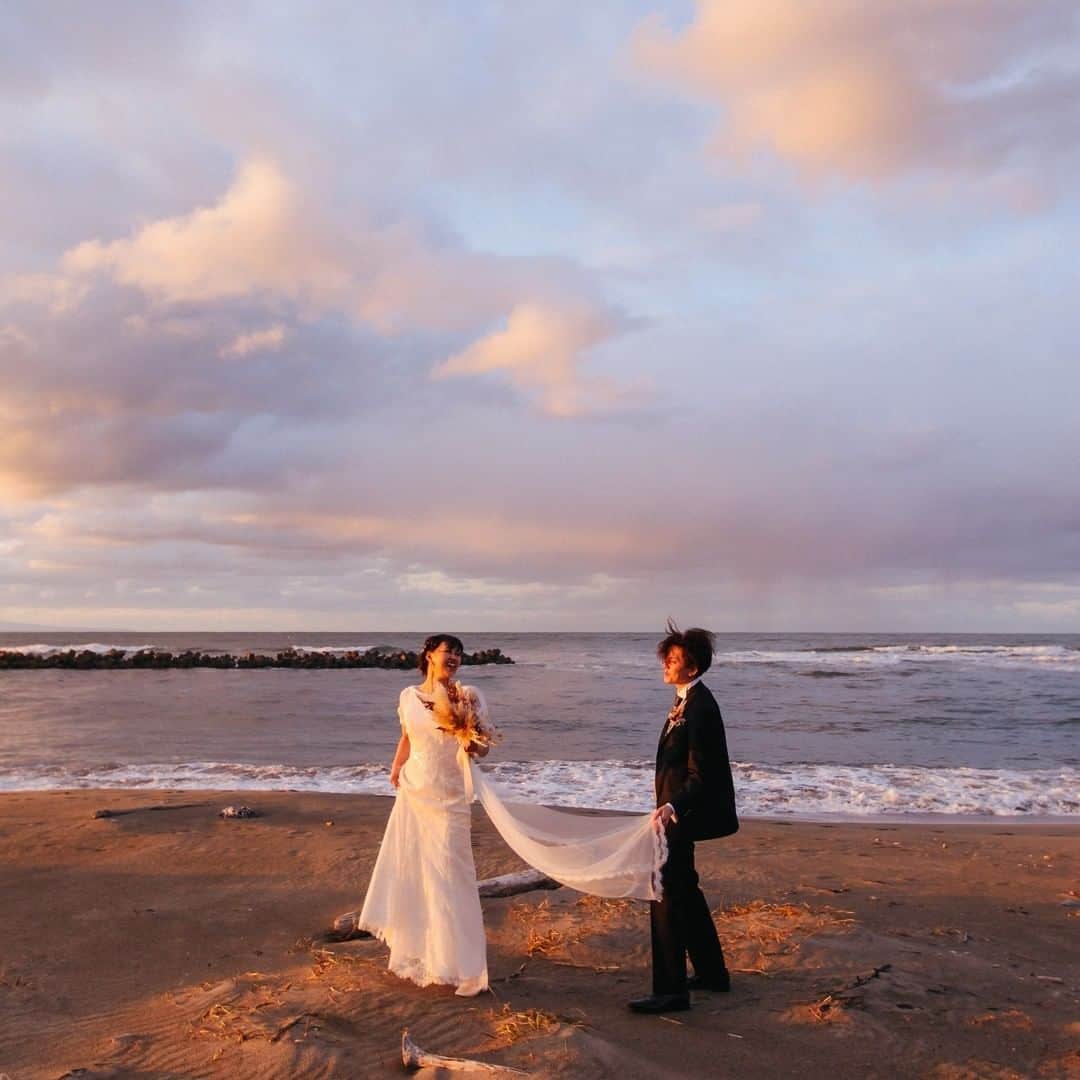 ラヴィ•ファクトリーさんのインスタグラム写真 - (ラヴィ•ファクトリーInstagram)「【写真で叶える結婚式】 . 美しいサンセットビーチにて..*  ロケーションの美しさ×ウェディングベールを活かし とびきりロマンチックな作品に。 はにかむおふたりの姿もとっても印象的でした＊ —————— ラヴィファクトリー新潟: @niigata_laviephotography  Photographer:@go_akashi  AREA:JAPAN,NIIGATA —————— @laviefactoryをフォローして #laviefactory #ラヴィファクトリー のハッシュタグをつけて お写真を投稿してみてくださいね✳︎ . こちらの公式IG（@laviefactory） で取り上げさせていただきます✨ #wedding#weddingphotography #ラヴィファクトリー #laviefactory #photo #生きる写真 #ハートのある写真 #instawedding #結婚写真 #ウェディング #ウェディングフォト #撮影指示書 #ロケーションフォト #前撮り #プレ花嫁 #結婚準備 #写真好きな人と繋がりたい #フォトウェディング #卒花 #前撮り #後撮り #ウェディングニュース #プラコレ #ベールインフォト #サンセットフォト #新潟花嫁 #サンセット #ウェディングベール」1月27日 17時12分 - laviefactory