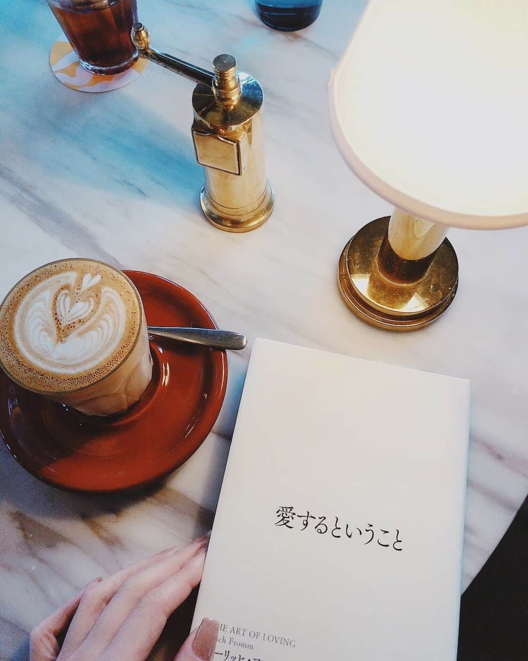 のインスタグラム：「最近持ち歩いて時間のあるときに読んでる本📖🤍  本屋さんでタイトルに惹かれた一冊🌛✨」