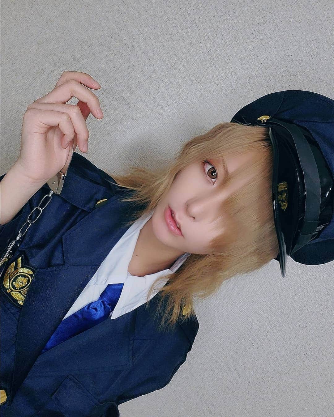 杉浦アヤカのインスタグラム：「お巡りさんコスした時に載せてなかったやつ🚨🚓携帯から消しちゃうから配布しときます🌹🌹  #コスプレ #警察 #ポリス #お巡りさん #金髪 #2次元 #ジェンダーレス」