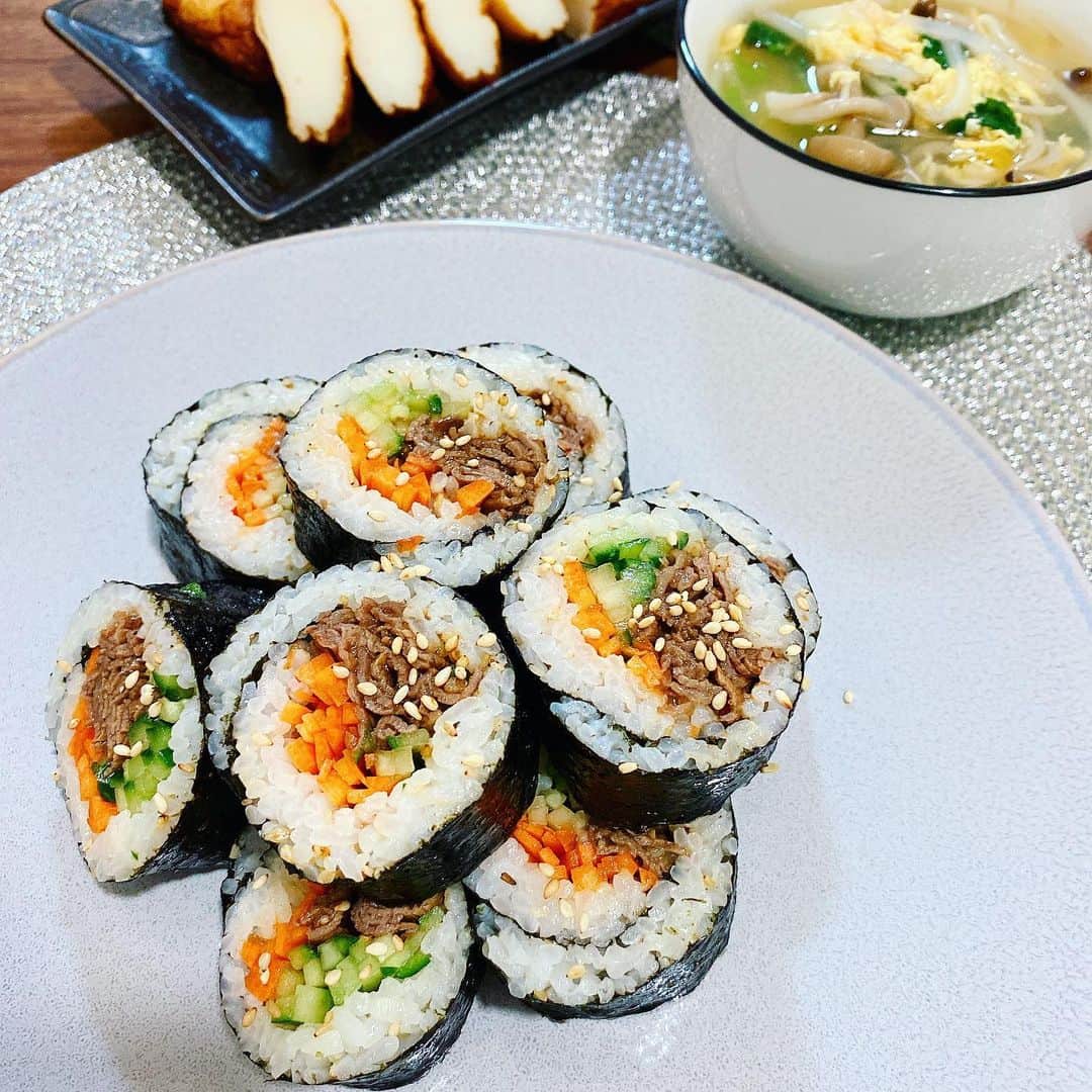 海野ナルのインスタグラム：「前作ったキンパ☺️ 最近もまた作ったけど、 お肉に味をしっかりつけた方が さらに美味しいね✨✨ 今日は何作ろうかなー🍝 #キンパ作り　#キンパ」