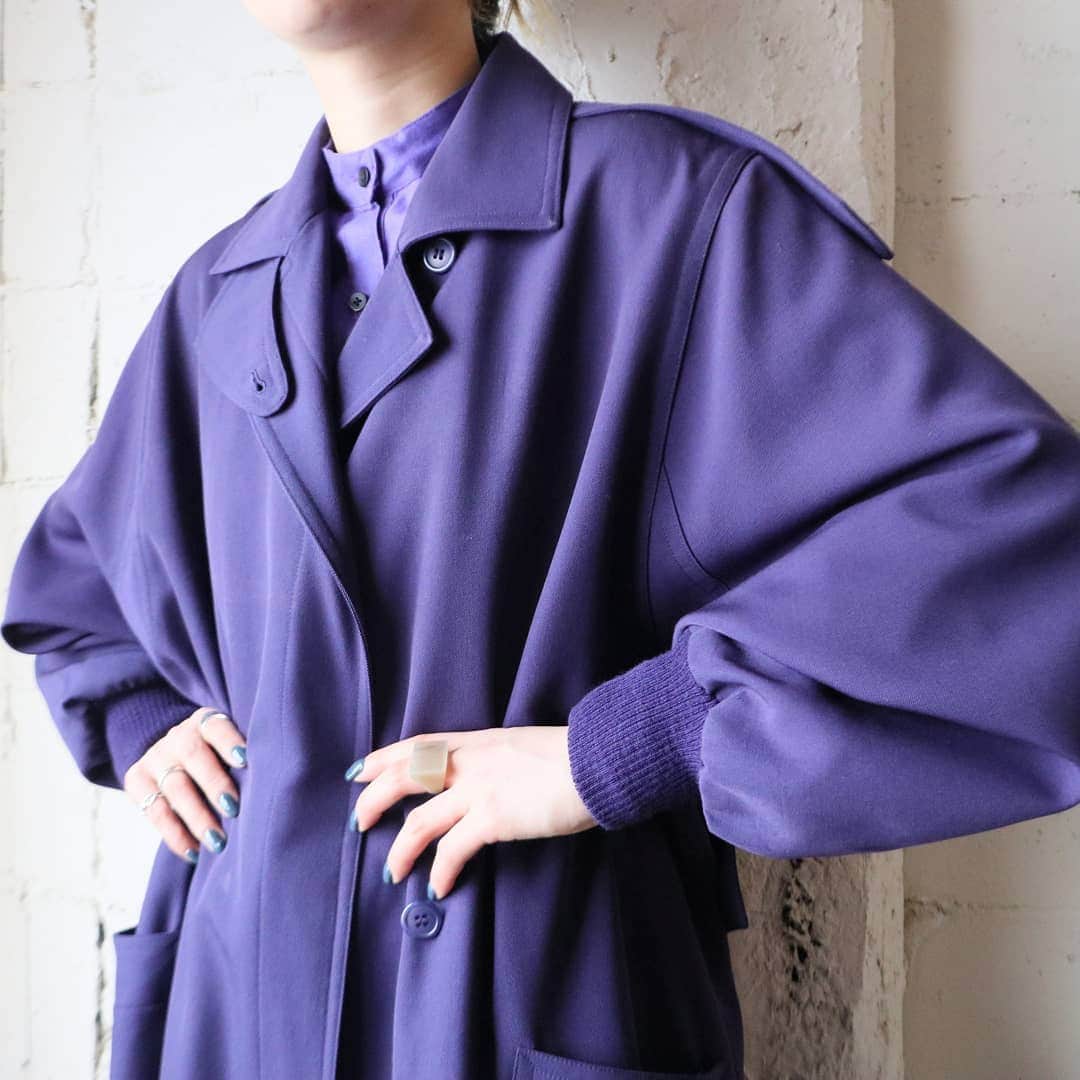 吉祥寺 古着屋 Orfeoのインスタグラム：「Rib Cuffs Stand Fall Collar Coat  . #orfeo #kichijoji #tokyo #vintage #used #fashion #coordinate #outfit . . .  お問い合わせはインスタグラムのプロフィール掲載のメールアドレスにお願いいたします。コメント、DMでのお問い合わせは受け付けておりませんのでご了承ください。 ONLINE SHOPの商品も店頭にてご購入頂けます。気になる商品がございましたらスタッフにお声掛けください。 . 新型コロナウィルス感染症予防対策を徹底して営業しております。 ご来店の際はマスク着用、手指消毒にご協力ください。」