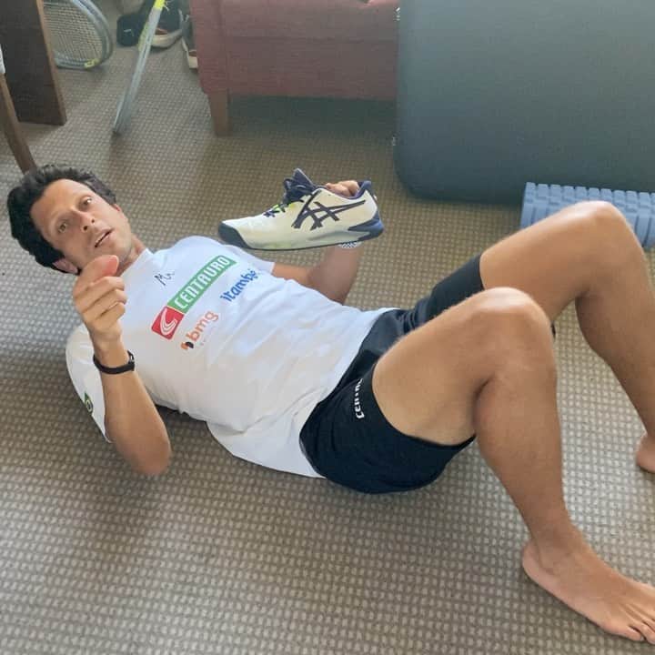 のインスタグラム：「Desafio da Centauro aceito aqui de Melbourne !! Tarefa ✅ !!! 😀 . . #unsmovemoutros #treineemcasa @centauroesporte」