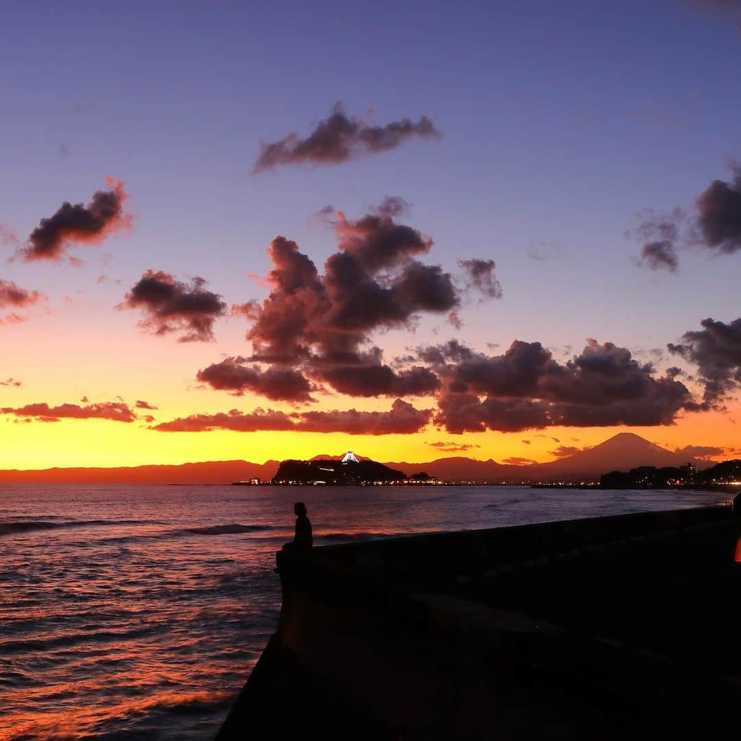 江の島・鎌倉 ナビさんのインスタグラム写真 - (江の島・鎌倉 ナビInstagram)「静かな時間が流れるこの場所で、 江の島と富士山を眺めながら ゆっくりと過ごします。  ※この写真は過去に撮影したものです。 #七里ガ浜 #七里ヶ浜 #富士山 #空 #海 #江ノ電 #江の島 #鎌倉 #江の島鎌倉 #enoden #enoshima #kamakura #enoshimakamakura #kanagawa #japan」1月27日 17時23分 - enokama