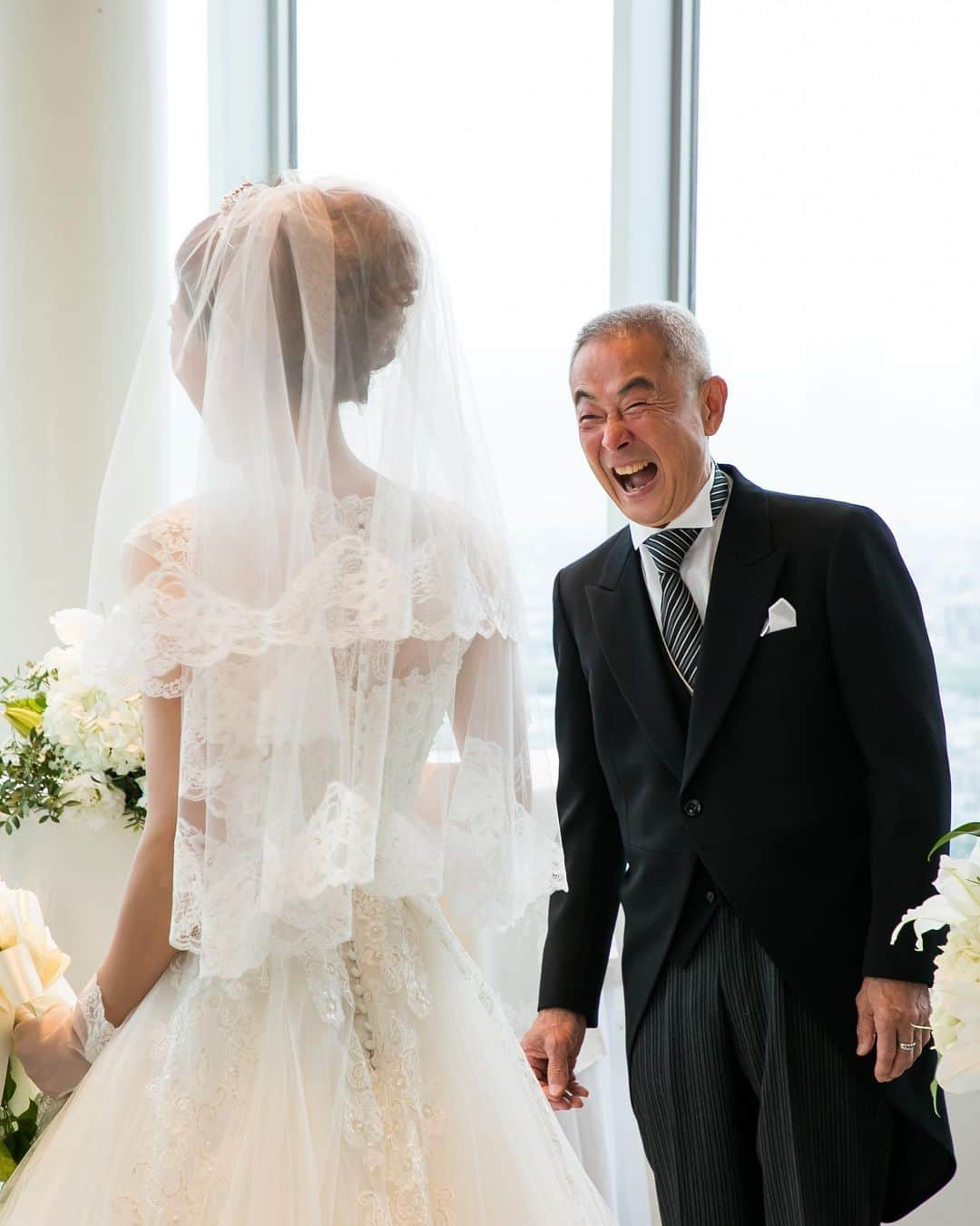 fortythree (フォーティースリー) のインスタグラム：「💍 ドレス姿の花嫁様とお父様のご対面の瞬間 たくさんの想いを笑顔に込めて ・ ・ ・ おふたりの大切な方たちに 結婚の報告をする1日 そのカタチはひとつだけではありません 『おふたりらしさ』 に感謝の想いを込めた オリジナルウエディングを 一緒につくりましょう ****************** パーティーのお問い合わせは プロフィール欄のURL公式HPからどうぞ🎵 Heritage Bridal Collection forty three（フォーティスリー） https://fortythree.official-wedding.jp/ ☎︎0120-172-050」