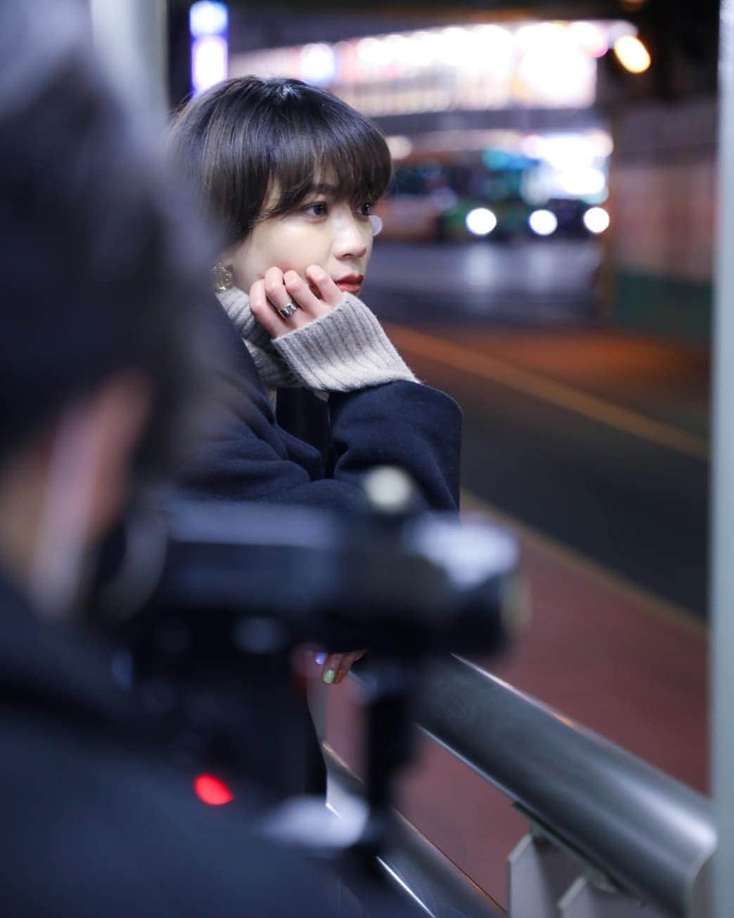 平アスカのインスタグラム：「東京のネオンが光る夜の街でのすてきな撮影に参加させていただきました。🌆 前モデルをしていたときより、LiLDORでいちからデザインしてじぶんのお洋服を表現するようになってから、"人が作り上げたものを人に伝えるために表現する"ことに対しての想いを違う視点でみられるようになりました。 . 今回は歌。自分もすごく共感できる楽曲で感情を素直に表現できたんじゃないかなと。 出来上がりがたのしみ！ 長丁場お疲れ様でした！🎥 #shooting #music」