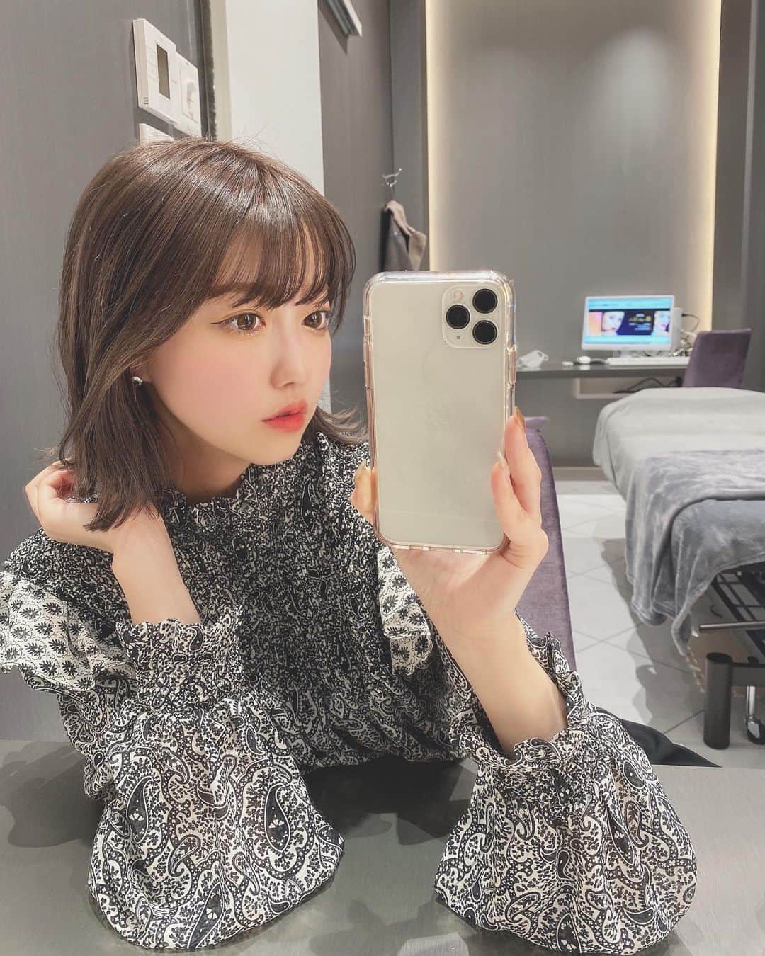 高橋かののインスタグラム：「R Beauty CLINIC @r_beauty.clinic にきたよ🤍 富田先生 @dr.risakotomita に理想の二重幅にしていただきました！ お顔のお悩み相談をいつも親身に聞いてくださって有難うございます🙇🏻‍♀️  #二重埋没 #二重整形 #ダウンタイム #二重埋没経過 #埋没日記 #りぃ先生 #りぃの二重術 #RBeautyClinic #R 式クイックアイ #富田莉沙子」