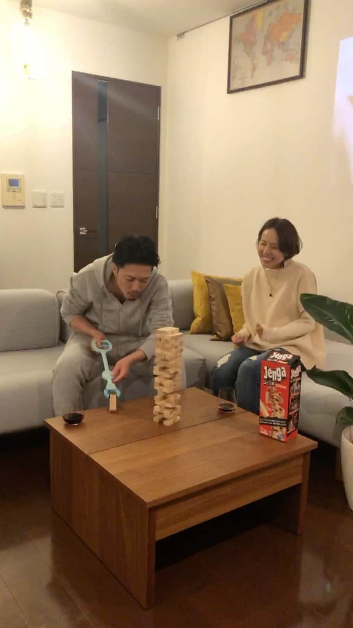 小松あやのインスタグラム：「. 旦那さんとのんびり過ごせる夜は、 ごはんの後で映画見たり、ゲームしたり🧏‍♀️🧏‍♂️ 本日の夜は、我が家恒例の ジェンガ with マジックハンド 。笑 　 指で掴むより圧倒的に難しくて、 ぷるぷるしちゃうんだけど、 この緊張感、 １度味わったら、もう指には戻れません💁‍♂️笑 　　 　 ゲームタイムを盛り上げてくれるのは、 ———————————————————— ラ・シャぺル カスティヨン・コート・ド・ボルドー　2014 シャトーベレール　 ＿＿＿＿＿＿＿＿＿＿＿＿＿＿＿＿＿＿＿＿＿＿ 　 重ための赤の要素もありつつ、 ベリー系の程よい酸味がフレッシュさも感じさせてくれる。 おうちで家族とまったりな時間におすすめしたい１本です。 　　 皆様もすてきな夜を(๑′ᴗ‵๑) 　 　 #ボルドーワイン #ワイン好きの人と繋がりたい　 #PRボルドーワイン #おうち時間の過ごし方 #赤ワイン #メルロー #ワイン女子 #ワイン好き #家飲み」