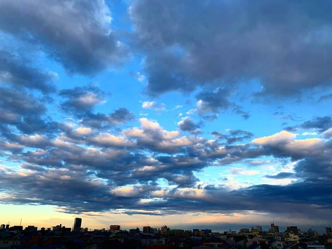 花原緑のインスタグラム：「/ Beautiful sky!🌎💫 #今日の夕空」