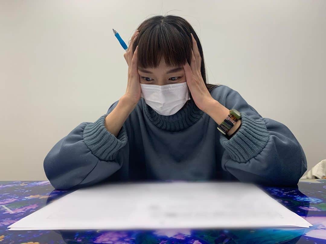 瑞羽奏都（水谷美月）のインスタグラム：「とある撮影に向けての打ち合わせというか…事前試験📝  難し過ぎて…頭を何度抱えたか。 自分のポンコツ具合に泣きそうになりました😭 本番の結果発表が…心配すぎる😖  また、詳細お伝えできるとき来ましたらご報告します！ とても貴重な○○姿も見れるかも？？ お、お、お…お楽しみに(笑)  #試験 #ポンコツ #検定 #難しい」