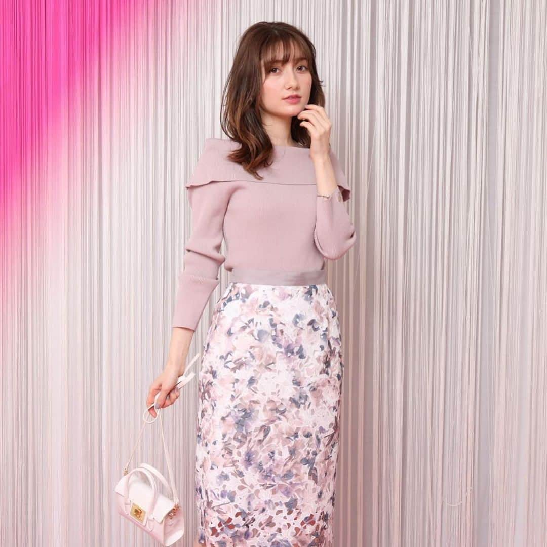 のインスタグラム：「﻿ 1/27(水)公開！﻿ 春のTREND KEYWORD﻿ @apuweiser_official ﻿ ﻿ ﻿ Collar﻿ 引き続きのクラシカルブームで﻿ この春は襟付きタイプのワンピやトップスも続々登場。﻿ レース襟にセーラーカラ...襟のデザインバリエも豊富です♡﻿ ﻿ ﻿ 商品タグから詳しくcheck✨﻿ ﻿ -----------------------------------------------﻿ ﻿ ▶︎▶︎▶︎information﻿ ﻿ ①ショップでは、全国送料無料で﻿ 代引き配送を受け付けております。﻿ 詳しくはショップまでお問い合わせください♩﻿ ﻿ お電話でのお問い合わせ先は﻿ @arpege_story のハイライトをご確認ください。﻿ ＊名古屋高島屋を除く﻿ ﻿ ﻿ ②📩メルマガ登録でお得な情報をGET‼︎﻿ 不定期でお得なキャンペーン実施します✨﻿ ﻿ ﻿ ③公式オンラインサイトArpege storyで﻿ 店舗在庫状況がご確認いただけるようになりました！﻿ サイトでsold outのアイテムでもお店でGETできるかも💭﻿ ﻿ ﻿ ﻿ -----------------------------------------------﻿ ﻿ #apuweiserriche #アプワイザーリッシェ﻿ #襟付きワンピース #セーラーカラー」