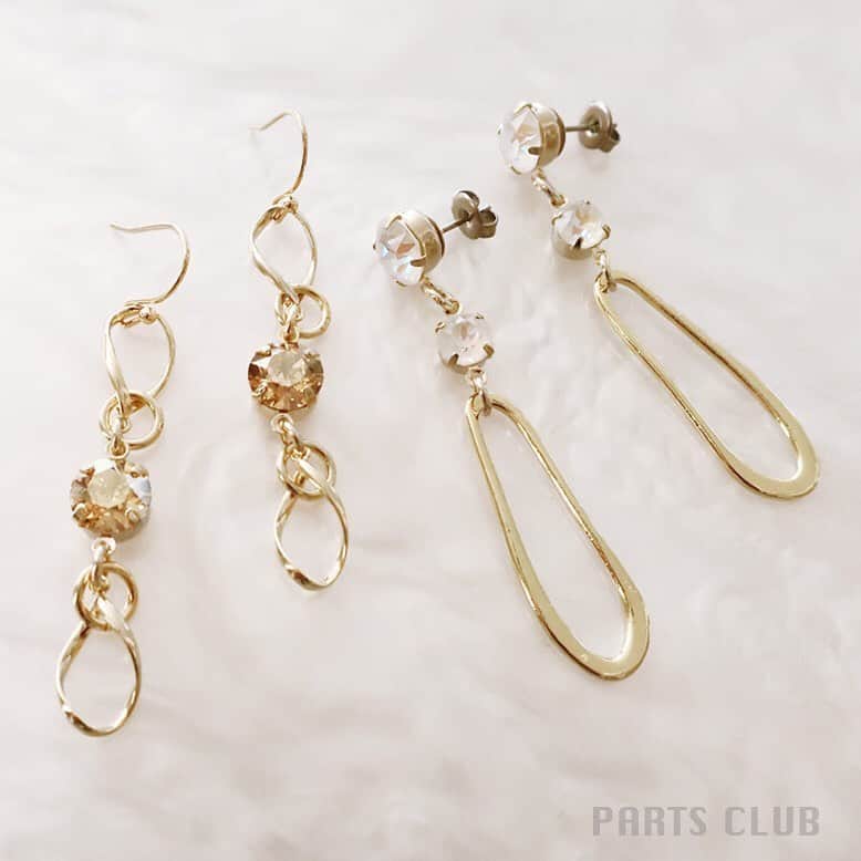 のインスタグラム：「♡﻿ 待ってました♡﻿ 両カン付きの石座が新登場✨﻿ ﻿ 新パーツを使用したカン付き石座のアクセサリーの🆕レシピを公開しております❤︎﻿ ﻿ スワロフスキー・クリスタルをはめ込んで、﻿ キラキラゴージャスなアクセサリーを作りましょう♪﻿ ﻿ ▼カン付き石座のアクセサリー(レシピコード：L1375)﻿ https://www.partsclub.jp/store/recipe/recipedetail.aspx?recipe=L1375﻿ ﻿ ▽ストーリーズ、またはストーリーズのハイライトから[もっと見る]をタップしていただくとレシピがご覧いただけます♪（プロフィール欄のオンラインサイトURLをタップ→[レシピ]からもご覧いただけます。）﻿ ﻿ ★全国のパーツクラブ・パーツクラブオンラインにてスワロフスキー・クリスタル全品2 0 % O F F　 S A L E 開催中です💎﻿ ﻿ ※商品の入荷状況、お取り扱いは店舗により異なります。﻿ ご利用の店舗に直接お問い合わせ下さい。﻿ ﻿ #partsclub #handmade #accessory ﻿ #パーツクラブ公式アカウント #パーツクラブ ﻿ #グランプレール #アクセサリー #パーツ ﻿ #ピアス #ハンドメイド #diy﻿ #ハンドメイドアクセサリー #手作りアクセサリー ﻿ #手作りレシピ #ブレスレット #キラキラ﻿ #Swarovskicrystals #Swarovski #crystals #ハンドメイドピアス﻿ #diy女子 #ハンドメイド初心者 #スワロフスキー﻿ #パール #ネックレス #新商品﻿ #ハンドメイド好き #簡単レシピ #パールアクセサリー﻿ @partsclub_official」