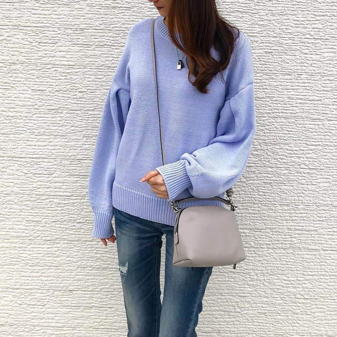 michikoさんのインスタグラム写真 - (michikoInstagram)「コーデ ＊ ＊ まだまだ寒さは厳しそうだけど 最近暖かい日が続き、春🌸日和 春にピッタリなパステルカラーニット 袖のボリューム感が印象的で1枚で決まるコーデに！ ＊ お気に入りのbag カジュアルコーデの時はストラップを利用！2wayで使えてサイズ感もGood!👍 ニット、バッグ　@sysorus.select  ＊ ＊ ＊ #シソラス #シソラスセレクト #sysorus #きれいめカジュアル #カジュアルコーデ #大人カジュアル #きれいめコーデ #シンプルコーデ #大人コーデ #大人ファッション #大人可愛い #coodinate #fashionista #fashiongram #instafashion」1月27日 17時52分 - miccie3030