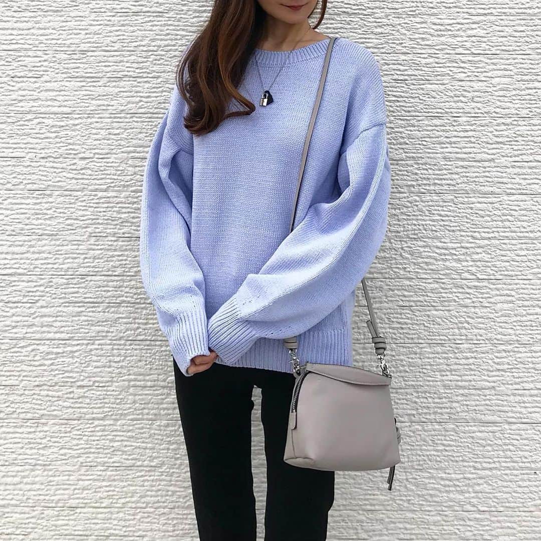 michikoさんのインスタグラム写真 - (michikoInstagram)「コーデ ＊ ＊ まだまだ寒さは厳しそうだけど 最近暖かい日が続き、春🌸日和 春にピッタリなパステルカラーニット 袖のボリューム感が印象的で1枚で決まるコーデに！ ＊ お気に入りのbag カジュアルコーデの時はストラップを利用！2wayで使えてサイズ感もGood!👍 ニット、バッグ　@sysorus.select  ＊ ＊ ＊ #シソラス #シソラスセレクト #sysorus #きれいめカジュアル #カジュアルコーデ #大人カジュアル #きれいめコーデ #シンプルコーデ #大人コーデ #大人ファッション #大人可愛い #coodinate #fashionista #fashiongram #instafashion」1月27日 17時52分 - miccie3030
