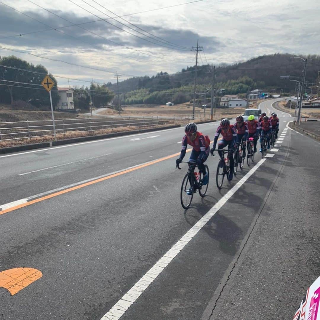 増田成幸さんのインスタグラム写真 - (増田成幸Instagram)「チーム練習🚴‍♂️🚴‍♂️🚴‍♂️  本当に1月だっけ！？ 温かいを通り越して、暑い一日でした。  #宇都宮ブリッツェン　#utsunomiyablitzen #shimano #swanseyewear #sunvolt_insta #lazergenesis #aeroshell #sixscarbonunderwear #panaracer #glicopowerproduction」1月27日 17時53分 - nariyukimasuda