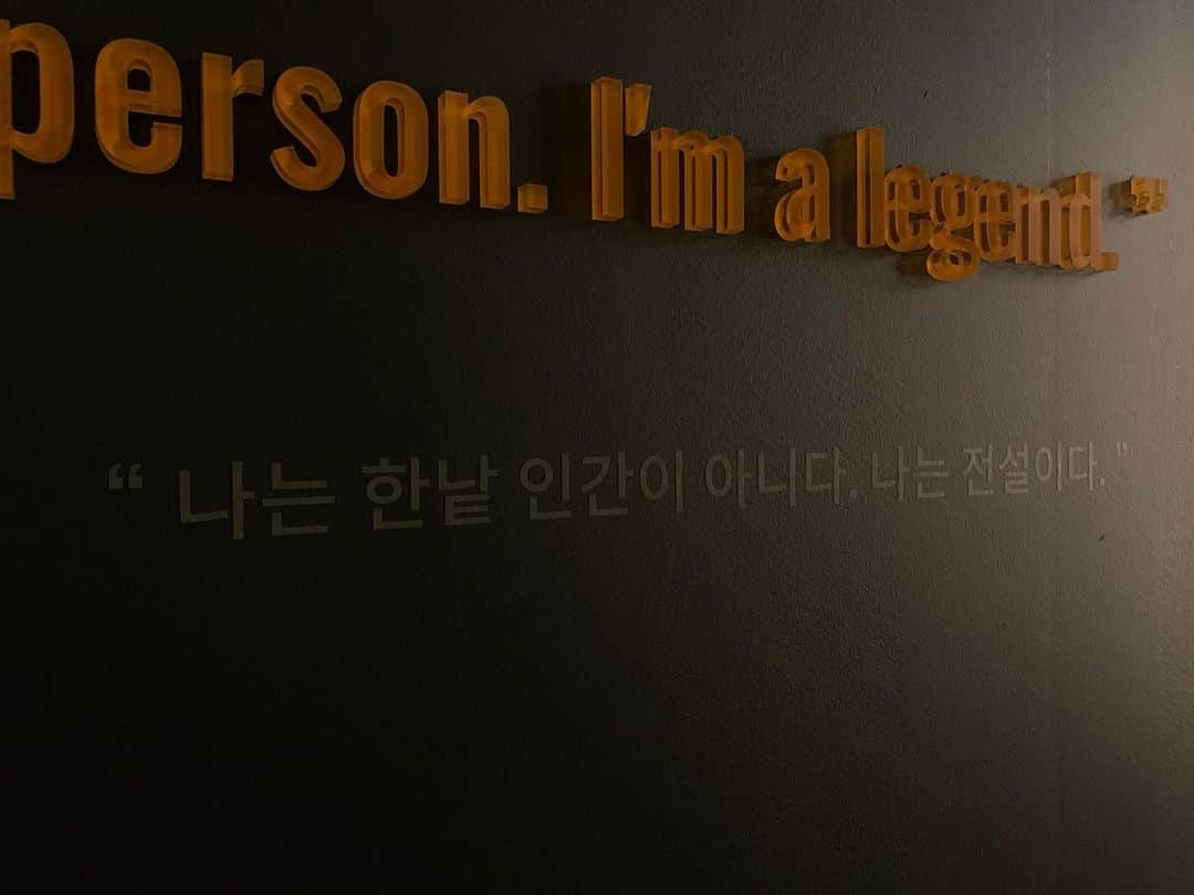ヒョンミン のインスタグラム：「요새 그림보다, 작가가 남긴 글이 더 짜릿하다. 시작은 메세지니까  #JeanMichelBasquiat」