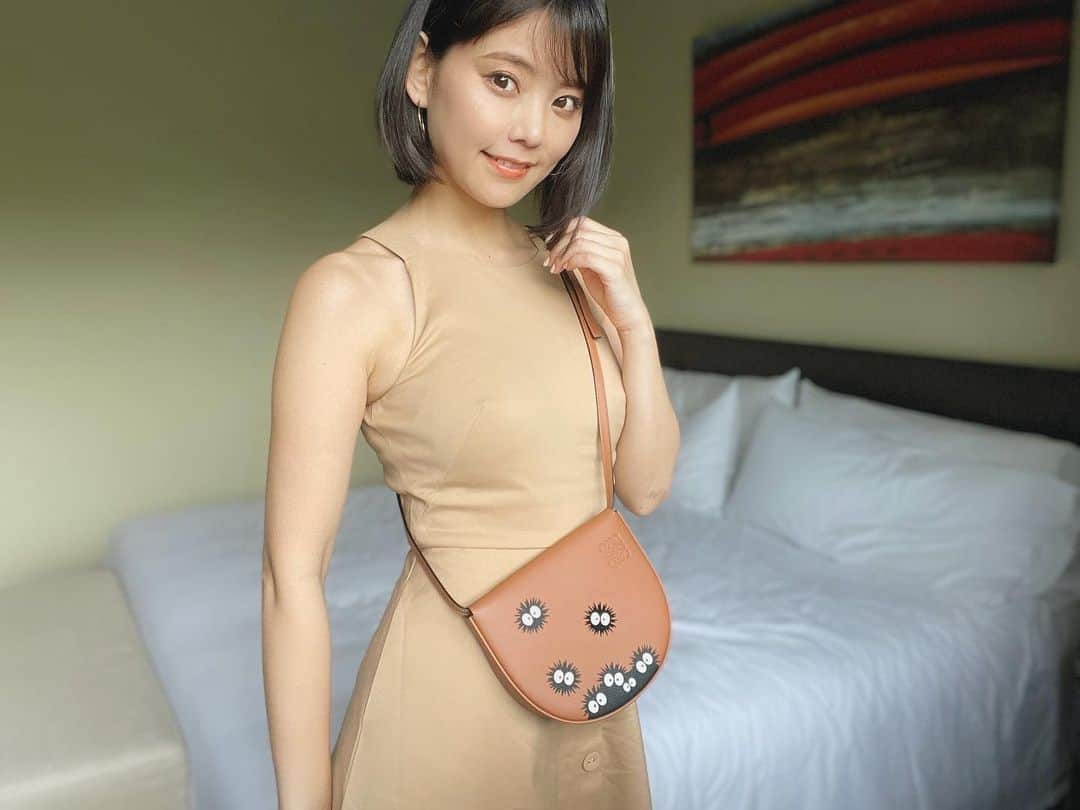林村ゆかりのインスタグラム：「かわええな❤︎パートナーの。 ジブリファン的には借りパクしたい。  #loewe#ロエベ#トトロ#totoro#スタジオジブリ#ootd#シンガポール#シンガポール美容#まっくろくろすけ #singapore#singaporelife#lovebonito#ジブリ#jiburi #codinate #coodinate #ワンピース#onepiece」