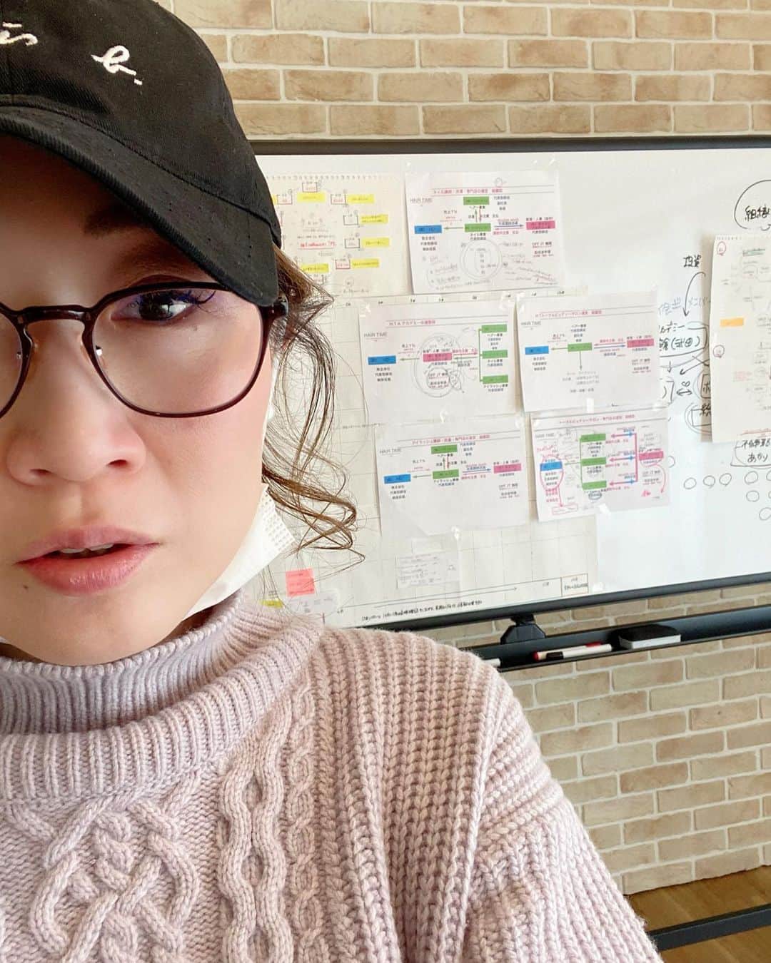 筒井のぞみのインスタグラム：「• •  ⚫️「一石を投じる」  石になることの重み。 距離なんかわからなくても、トライすることの大切さ。  何て思われるかなんて考えず やってみることの実直さ。  やる時は、後先や立場顧みずでも進まないと 変わらないことがある。  ⚫️「引き際を心得る」  常に2つ以上の選択肢を持ち 相手にもそれを与えられる人であること。  進むのみの1択じゃなく 進み方の選択肢と 何より  〝退く〟選択肢を持つ。  そして相手のそれすら受け止める。 それを軸に、物事に挑む心を忘れないこと。  この2つの心得を 筒井は、マニクローゼットのスタッフみんなから 教えて頂きました。  マニクローゼットのみんなが 本音で伝えてくれること 泣きながら伝えてくれたこと 感じていることは 経営のお手本です。  私の、人生の教科書です。  その時はわからなくても、悔しいと思っても。 受け止めるとわかる。  今マニクローゼットのみんなには 本当に感謝しています。  どんなことも、伝えてくれてありがとうございます。  みんなからの教えを忘れずに生きていくので  こんな私ですが これからも、一緒に歩ませてください。  筒井のぞみ」