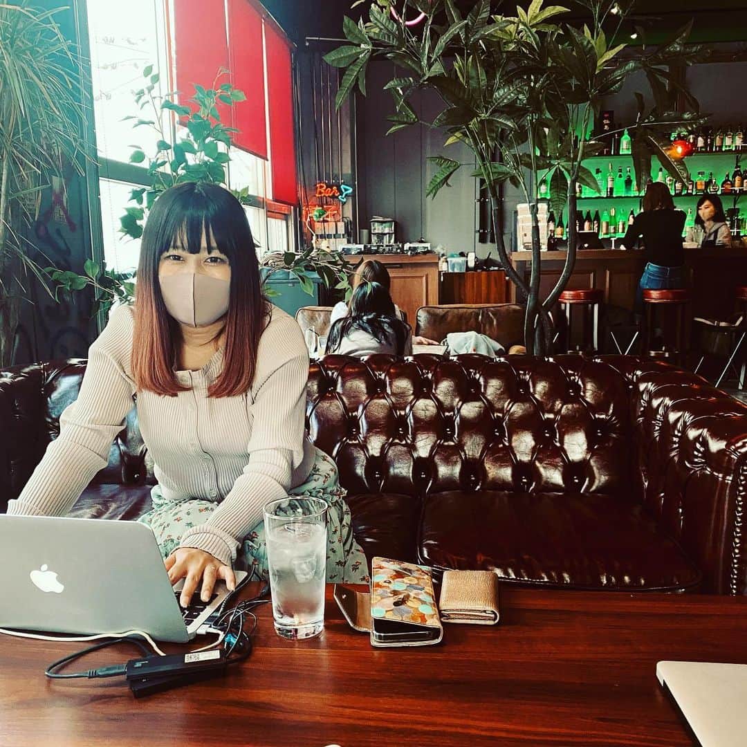 松隈ケンタのインスタグラム：「もめんちゃんと打ち合わせ  おかげさまで今日も沢山の方で賑わっております。  明日も11:30からカフェ営業やってます！  #ガルディロックス」