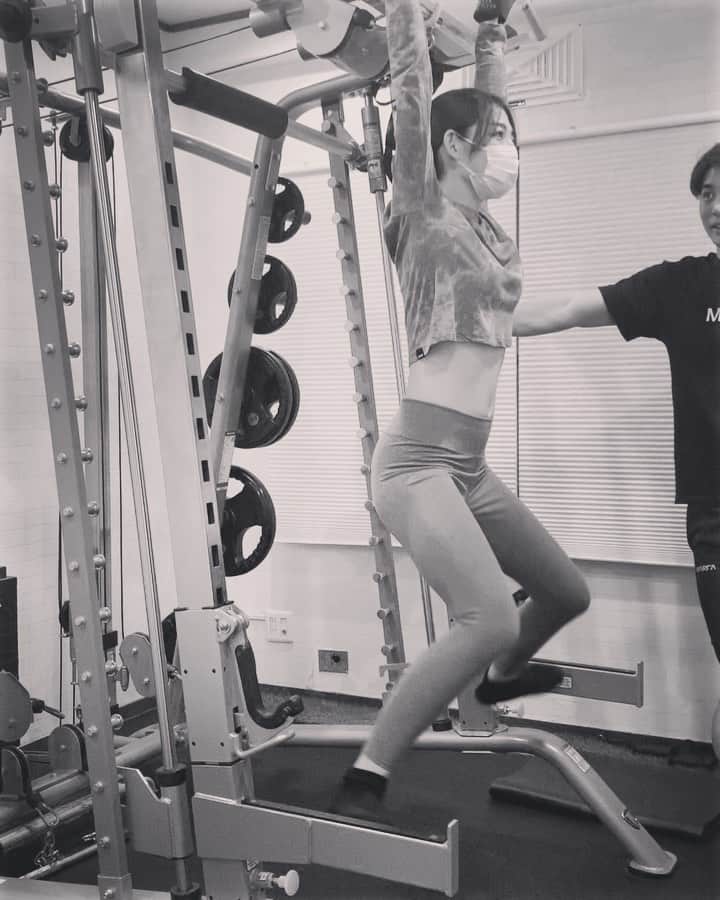 仲美咲のインスタグラム：「😑😑😑って顔で帰宅笑 . 一丁前に手にかっこいいやつ付けてるけど握力ないだけ🥲 握力の弱さに自分でも情けなくなる笑 . 腹筋と背筋に後半力なくなってぶらぶらしてるんです🙄 . くやしい！！これしっかりできるようになりたい🙋 . 今日もおつかれさまです🌿 . #ジム#パーソナルトレーニング#握力#腹筋#背筋#筋トレ#ぶら下がり #筋肉痛#体改善#姿勢改善 #カバー写真ミスった」