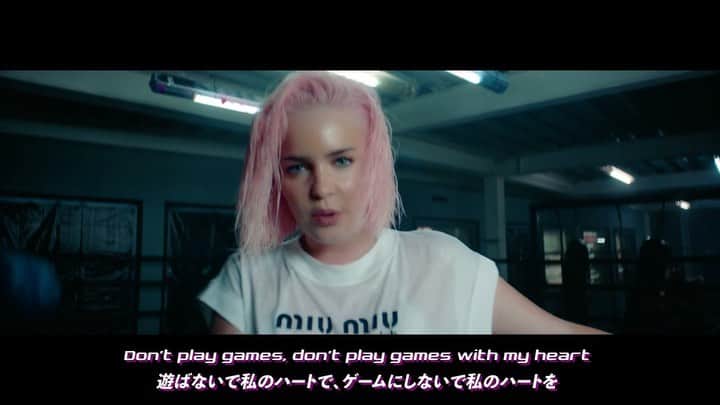 のインスタグラム：「【Anne-Marie】 現在 The Voice UKの審査員を勤めているアン・マリーは今年初のリリースとなる新曲「ドント・プレー / Don’t Play」をリリースしました💖  この楽曲はラッパーのKSIとDJのDigital Farm Animalsとのコラボ曲です🎶  ワーナーミュージック・ジャパン公式YouTubeチャンネルで日本語字幕付き動画をチェック‼️😆 #annemarie #ksi #digitalfarmanimals」