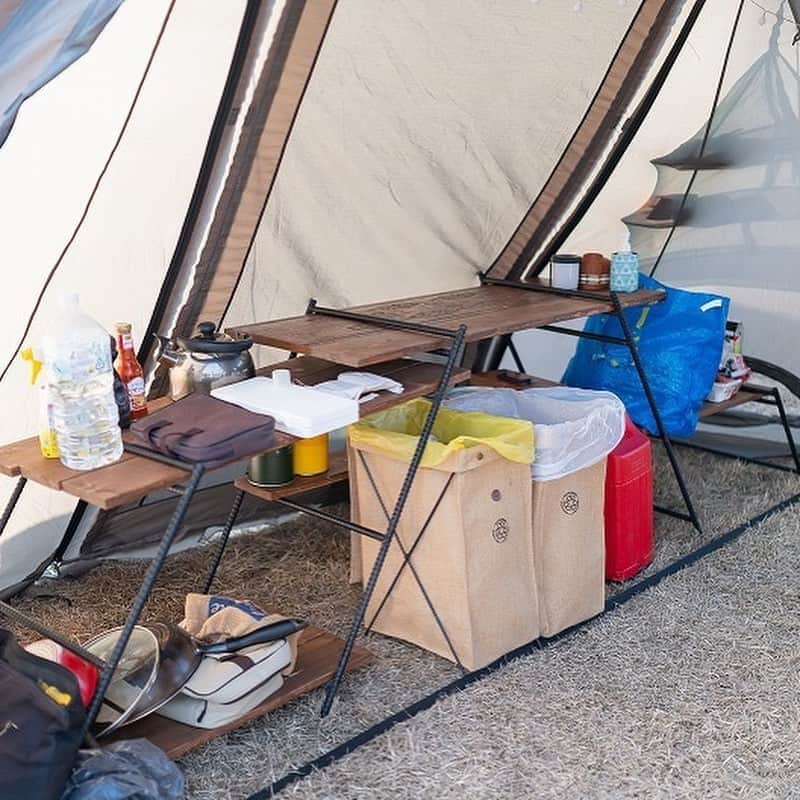 キャンプ情報サイト［ランタン］さんのインスタグラム写真 - (キャンプ情報サイト［ランタン］Instagram)「CAMP SMILE STYLE ／ ひときわ可愛い 手作りランタンに感じる家族愛 ＼ いろんなキャンパーのキャンプスタイルを現地取材と一般キャンパーからの投稿で数多く掲載してます。 . . 詳しくは @lantern.camp webサイトをご覧ください . . #camp #camping #outdoor #travel #trip #lantern_smile #nature #キャンプ #キャンプ用品 #アウトドア #テント #自然 #旅行 #キャンプ初心者 #キャンプ好きな人と繋がりたい #キャンプスタイル #LANTERN #キャンプギア #DIY #犬連れキャンプ #キャンプチェア #DOD #DOD|テント #お揃いコーデ #ワンコ #冬キャンプ #ファミリーキャンプ #マキノ高原キャンプ場」1月27日 17時59分 - lantern.camp