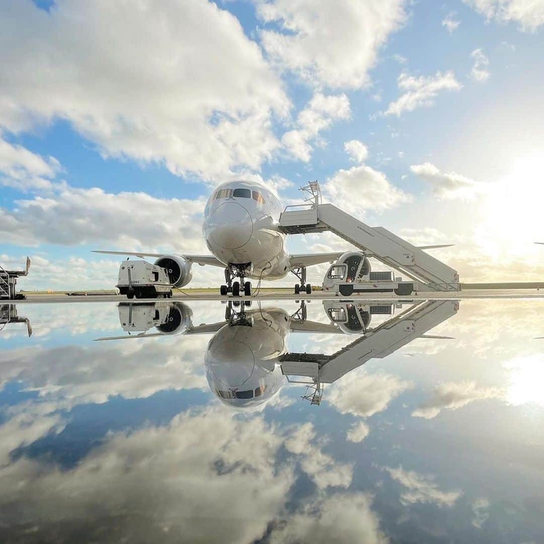 エールフランスさんのインスタグラム写真 - (エールフランスInstagram)「Sublimé d'un miroir naturel, l'imposant et majestueux B787 ✈️ Sublimated by a natural mirror, the imposing and majestic B787 ✈️  merci @charles.auz 📸   #AirFrance #aviation #aviationphotography #avionlovers #avgeek #B787」1月27日 18時00分 - airfrance