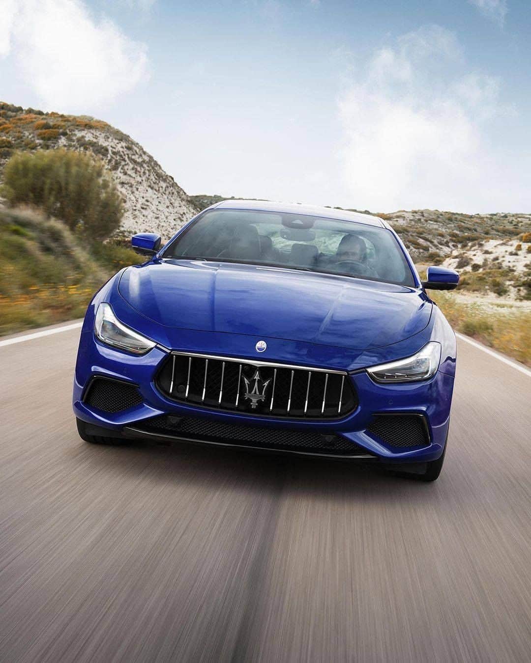 Maserati Japan | マセラティ ジャパンのインスタグラム：「究極の贅沢とエレガンスに、先進のテクノロジーが生み出す圧倒的なパワー。ギブリは、マセラティが持つ革新や競争、勝利への飽くなき情熱の賜物です。  ギブリの詳細はこちら https://www.maserati.com/jp/ja/models/ghibli  #Maserati #マセラティ  #MaseratiJapan #マセラティジャパン #Ghibli #ギブリ」