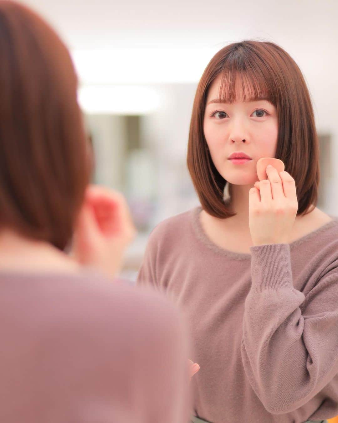 読売テレビアナウンス部のインスタグラム：「【ポートレート企画📸】 ytvアナの“いい感じの“写真を撮りたい！ カメラマンは #岩原大起 アナ  きょうは#中村秀香 アナ メイク室をお借りして撮影しました！  >>>>>>>>>>>>>>>>>>>>>> そのほかの写真は ▶︎中村アナ @hideka_ytv  ▶︎岩原アナ @ytv_iwahara  のアカウントでご覧いただけます <<<<<<<<<<<<<<<<<<<<<<  #ytv #読売テレビ #アナウンサー  #photography #photo #5dmarkiv  #portraitphotography #portrait  #canon85mmf18 #canon #東京カメラ部 #ポートレート  #すまたん #だじゃれひでーかどーか」