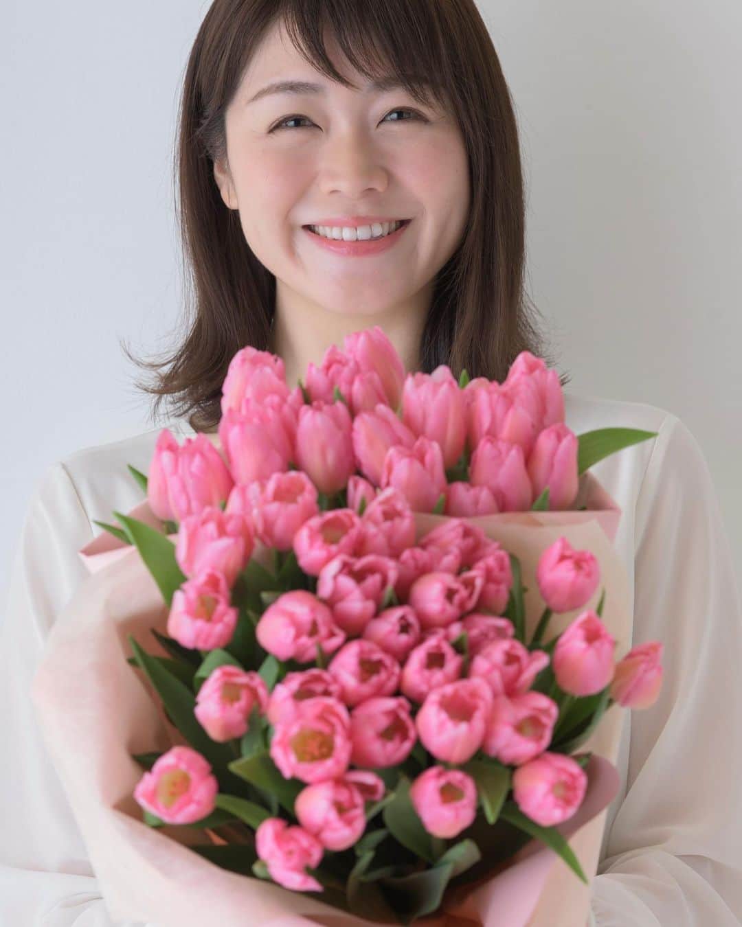 高井瑛子さんのインスタグラム写真 - (高井瑛子Instagram)「. . . これからの季節、チューリップが綺麗に咲きますね。🌷 . . 新潟県はチューリップの切り花出荷量が日本一なんです。 . . たくさんの方にチューリップを手に取ってもらおうと このたび、「チューリップ応援隊」として 新潟市のポスターのモデルを務めました。 . . 可愛い淡いピンク色のチューリップに癒されました。 . ポスターの撮影中、「あ～可愛い～癒される～」と何度も口から出るほど。 . . ポスターはいたる所に張られていますので ぜひ見つけてください。 . . 皆さんもチューリップをお部屋に飾ったり、 大切な方に贈ったりしてみてはいかがでしょうか。 . 🌷💐🌷💐🌷💐🌷💐 . #ワタシも花します . 🌷💐🌷💐🌷💐🌷💐  ------------------------------------------- #新潟テレビ21 #ux #アナウンサー #新潟県 #チューリップ #新潟市 #ポスター #花 #ワタシも花します #フルフルフラワーキャンペーン」1月27日 18時00分 - ux_takai.eiko
