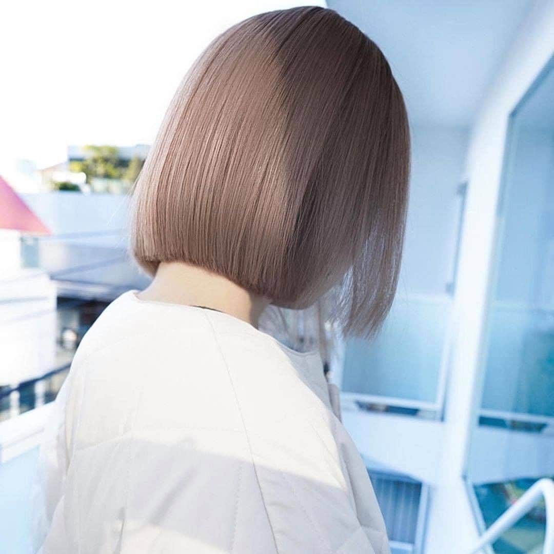 ホットペッパービューティー ヘア〈公式〉さんのインスタグラム写真 - (ホットペッパービューティー ヘア〈公式〉Instagram)「✔️ブラウンベージュヘア 絶妙なブラウンベージュが素敵🍂 . . ☑ 1枚目 透け感のあるブラウンで 垢抜けたスタイルに💫 📷photo by  @yasu_gram_ . . ☑ 2枚目 ブリーチなしでつくれる ショコラグレージュ🍫 📷photo by  @kuma_hairdresser . . ☑ 3枚目 ボブスタイルには ツヤ感のあるカラーがマスト⚡ 📷photo by  @hongohiro . . ☑ 4枚目 ブラウンベージュで 上品なスタイルに✨ 📷photo by  @hiroyuki_kihara__ . . ☑ 5枚目 ナチュラルなグラデーションカラーは 根元プリンが目立たなくておすすめ👌 📷photo by  @iamblue_alive . . . ‥‥‥‥‥‥‥‥‥‥‥‥‥‥‥‥ 【ヘアスタイル募集✂】 #hpb_hair をつけていただいた投稿の中から、 ピックアップして紹介します♪投稿お待ちしております♡ . . #ブラウンベージュヘア #ブラウンヘア #ベージュヘア #グレージュヘア #ブラウンベージュ #ベージュカラー #ブラウンカラー #上品カラー #モテカラー #暗髪 #冬色ヘア #冬カラー #レイヤーカット #小顔カット #韓国風ヘア #ウェットヘア #ロングヘア #ミディアムヘア #ヘアカタログ #ヘアスタイル #パーマ #ヘアアレンジ #ヘア #髪型 #サロン #美容室 #hotpepperbeauty #ホットペッパービューティー」1月27日 18時00分 - hotpepperbeauty_hair