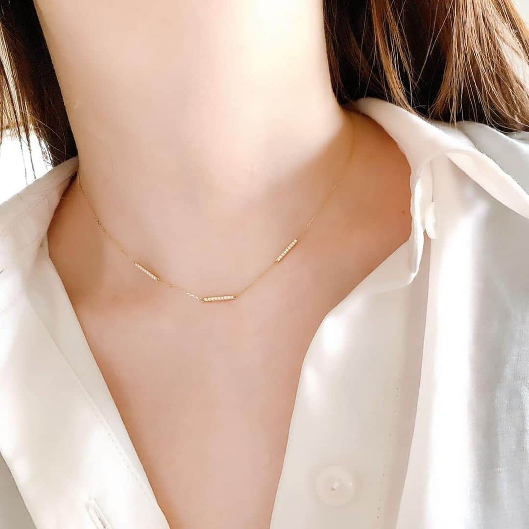 アーカーさんのインスタグラム写真 - (アーカーInstagram)「. ひとすじの光”をテーマに、光がまっすぐにのびてゆく様子を一本のラインで表現したパーツが、首元を美しく彩るティナラインステーションネックレス＆繊細なダイヤモンドのセッティングが美しいビリーブクロスネックレス✨✨ . #AHKAH #jewelry #necklace #present #アーカー #ジュエリー #ネックレス #プレゼント」1月27日 18時00分 - ahkah_official