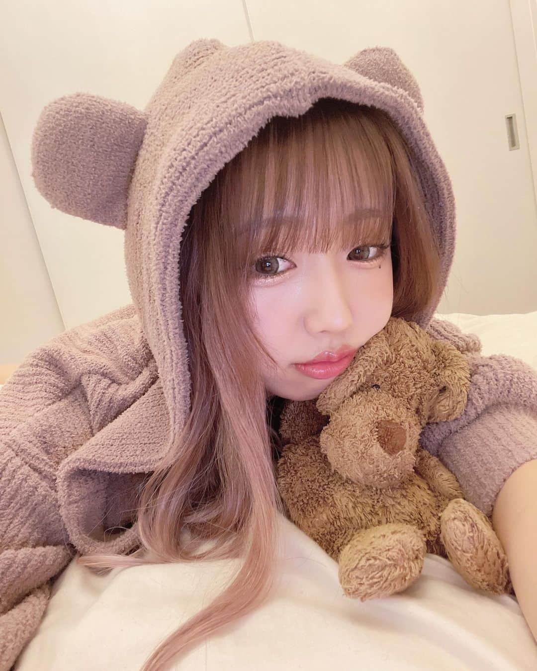 川谷花音のインスタグラム：「やほん〜 ぼくはくまくまくま〜🐻🐻 このくまちゃんはままのフランスの従兄弟に生まれた時貰ったヤツ、がお🧸 そいや２回目の @haab_dream 行ってきた〜 ここ凄いのがクリニックなのにインスタ映えスポットがあるの‼︎ だからばちばちに映えてきたんだけど機種変更したら写真消えた🥲 ぴえんぴえんぴえん萎え萎え萎え #くま　#美容 #haabdreamclinic #haabビューティー #haabdream #クリニック」
