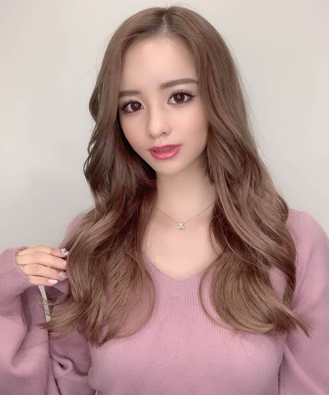 姫奈のインスタグラム：「. . New hair style 👩🏻🤍 . カラーして超音波トリートメントして エクステ80本つけてイメチェン🌟 . ブリーチしたのにめっちゃ髪の毛 痛み出てなくて嬉しい♡ 髪の毛ロングどうですか？🥺笑 . . . #newhairstyle #hairstyle #haircolor」