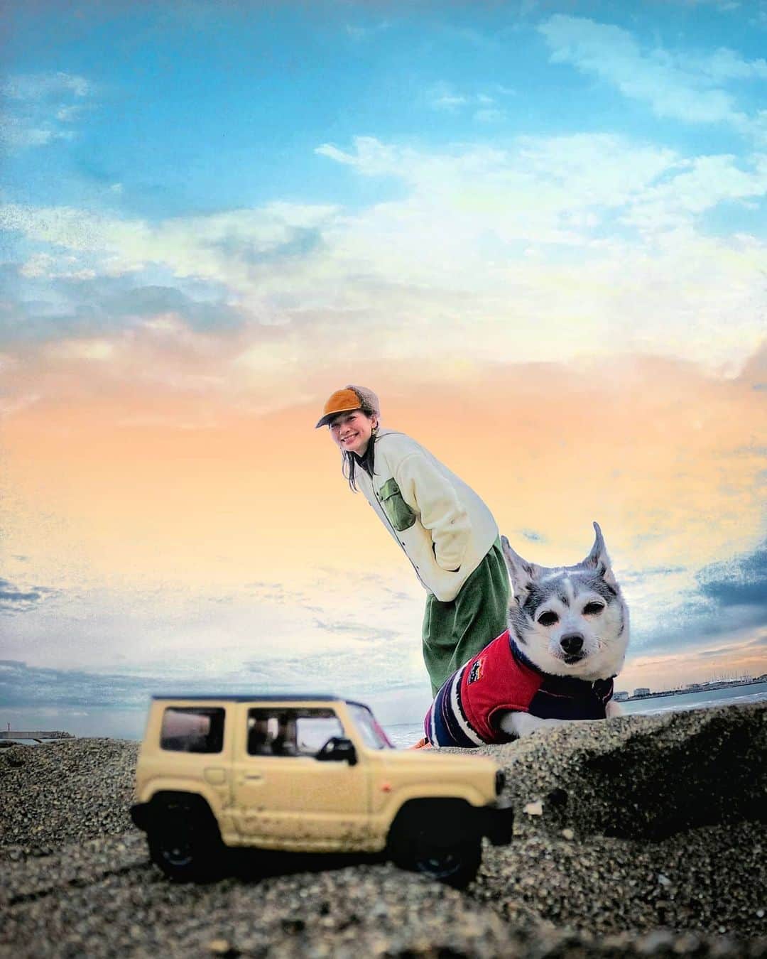 芳美リンさんのインスタグラム写真 - (芳美リンInstagram)「トイ🐶﻿ 「ママより先に僕のマイカーが届いたよ★」﻿ ﻿ ジムニーのミニカー🚙﻿ ﻿ 遠近法で遊んでみました😀﻿ アウトドアにはジムニーよいですよね♫﻿ ﻿ コンパクトなのにかっこいい！﻿ ﻿ ミニカーなら色々な車を集められる！？（笑）﻿ ﻿ 京商からKYOSHO MINI CAR & BOOK 第4弾 SUZUKI JIMNYが発売♫﻿ 全国のファミリーマートで購入できるそうです😀﻿ ﻿ ﻿ #PR﻿ #ミニカーのある風景﻿ #ミニカーのある生活﻿ #ミニカー女子﻿ #ジムニー女子﻿ #ジムニー﻿ #jimny女子﻿ #jimny﻿ #ジムニーライフ﻿ #jb64﻿ #suzukijimny﻿ #京商﻿ #kyosho﻿ @kyosho_official_minicar_toys﻿ #リンジャンプ﻿ #湘南SUPガール」1月27日 18時06分 - lynn.lynn5
