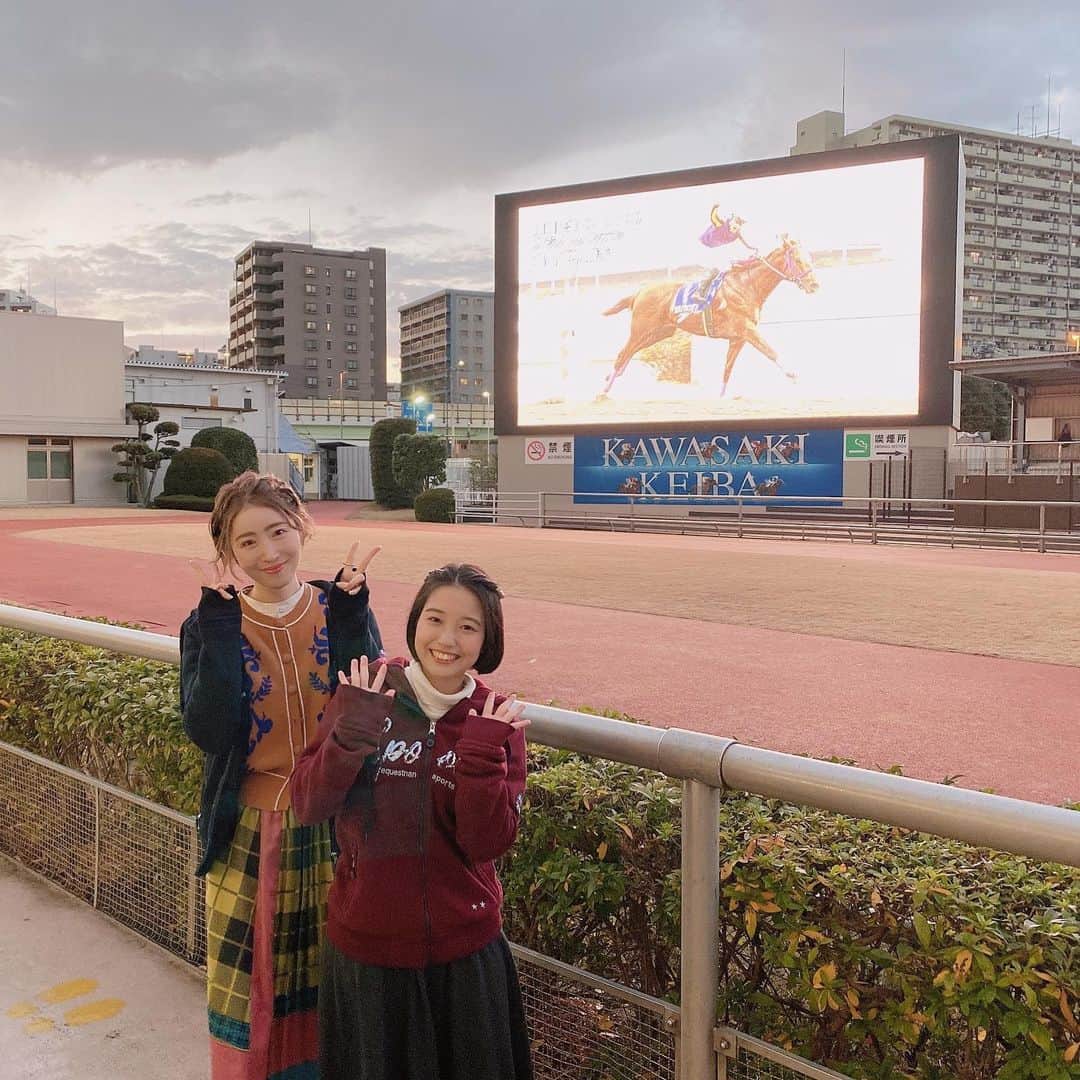 春瀬なつみのインスタグラム：「. ちよなぴ競馬塾課外授業　川崎記念スペシャル、 ありがとうございましたー！ 4時間の長丁場でしたが、あっという間でした！ こんなにたくさんのレースを見ることがないので、すぐ次のレース！って切り替えていくのが楽しかったです🙈✨ . そして、奇跡のように予想も当たり…！ 素人の私には地方競馬は難しいかなって思っていたので、逆に運や直感でも当たるんだって気づかされて地方競馬を楽しめるようになりました🥰 . 本当はみなさんに直接お目にかかりたかったし、競馬場グルメも堪能したかったけれど…！それはまた機会があることを願って😌✨」