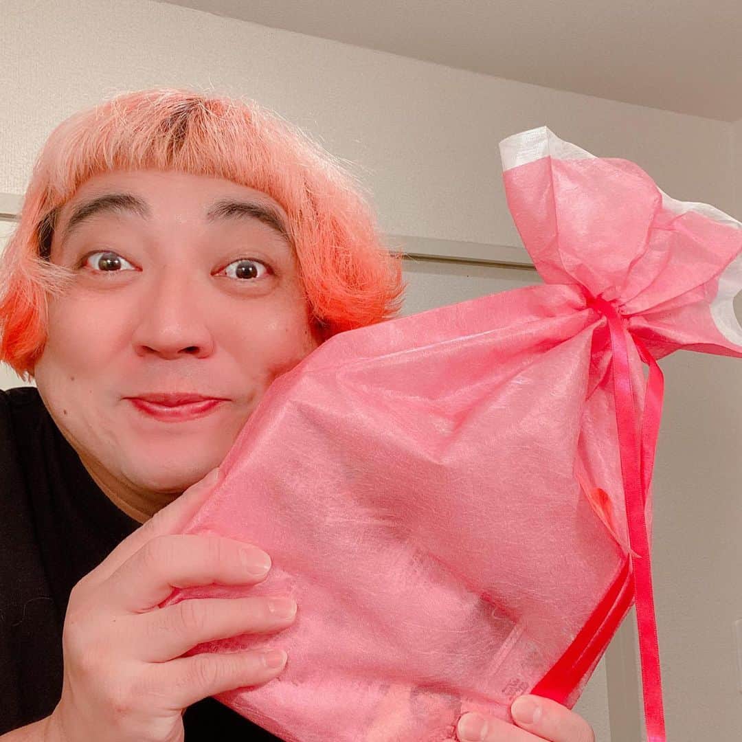 デッカチャンのインスタグラム：「餃子よしこ @gyoza445 さんから、 オープン記念で ラブレター付バレンタイン餃子届いたよ〜♪  餃子はちゃんと作り方もわかりやすくてペロリでした！ その他にも。。。ふふふ💌  よしこさんのラブレター💌はユーモアと愛にあふれてました。 きゅんです❤️  【ここからは皆さんにお得情報！】 キャンペーンで445名に餃子プレゼントだって。 僕より太っ腹🥟  #バレンタイン #餃子 #pr  応募方法は、 2月14日(日)の よる12時までに よしこ餃子のTwitterアカウントをフォローして、 キャンペーン投稿を リツイートするだけで 【４４５(よしこ)名】の方に、バレンタイン餃子(愛のラブレター付き)をプレゼントだって！」