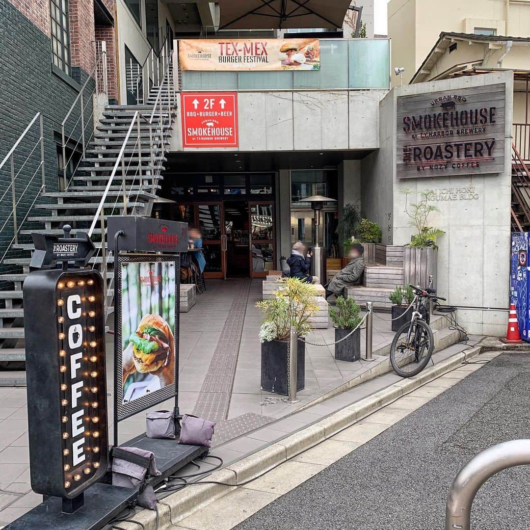 あゆまっくすさんのインスタグラム写真 - (あゆまっくすInstagram)「﻿ ﻿ ◆NYリングス あんこバター　520円﻿ ﻿ ﻿ 原宿キャットストリートにあるコーヒー専門店﻿ THE ROASTERYで1月限定のあんバタードーナツ🍩﻿ ﻿ 今年も食べ逃してしまった…と思っていたら﻿ 1月末までの延長が決定したと聞いて行ってきました！﻿ ﻿ 自家製のクロワッサン生地を揚げたニューヨークリングスで﻿ 北海道産オーガニックあんこと分厚いバターをサンド。﻿ バターの存在感が強くて、あまじょっぱくてめちゃくちゃおいしい😳💕﻿ ちょっと油っこさも感じるけど、この背徳感がたまらないな…﻿ ﻿ ボリューム満点なので、お腹をすかせて行くのがおすすめ。﻿ こちらテイクアウトも可能です◎﻿ ﻿ ﻿ 提供期間: 〜1/31(日) 14:00〜の販売﻿ 訪問店舗: THE ROASTERY BY NOZY COFFEE (明治神宮前駅から徒歩約6分)﻿ ﻿ ﻿ ※ 緊急事態宣言の発令にともない、しばらくは撮りためた﻿ 写真＆テイクアウトを中心に投稿していきます﻿ ﻿ ﻿ ‎⋆ ･‎⋆ ･‎⋆ ･‎⋆」1月27日 18時07分 - ayumax666