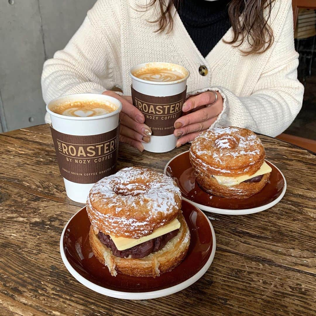 あゆまっくすさんのインスタグラム写真 - (あゆまっくすInstagram)「﻿ ﻿ ◆NYリングス あんこバター　520円﻿ ﻿ ﻿ 原宿キャットストリートにあるコーヒー専門店﻿ THE ROASTERYで1月限定のあんバタードーナツ🍩﻿ ﻿ 今年も食べ逃してしまった…と思っていたら﻿ 1月末までの延長が決定したと聞いて行ってきました！﻿ ﻿ 自家製のクロワッサン生地を揚げたニューヨークリングスで﻿ 北海道産オーガニックあんこと分厚いバターをサンド。﻿ バターの存在感が強くて、あまじょっぱくてめちゃくちゃおいしい😳💕﻿ ちょっと油っこさも感じるけど、この背徳感がたまらないな…﻿ ﻿ ボリューム満点なので、お腹をすかせて行くのがおすすめ。﻿ こちらテイクアウトも可能です◎﻿ ﻿ ﻿ 提供期間: 〜1/31(日) 14:00〜の販売﻿ 訪問店舗: THE ROASTERY BY NOZY COFFEE (明治神宮前駅から徒歩約6分)﻿ ﻿ ﻿ ※ 緊急事態宣言の発令にともない、しばらくは撮りためた﻿ 写真＆テイクアウトを中心に投稿していきます﻿ ﻿ ﻿ ‎⋆ ･‎⋆ ･‎⋆ ･‎⋆」1月27日 18時07分 - ayumax666