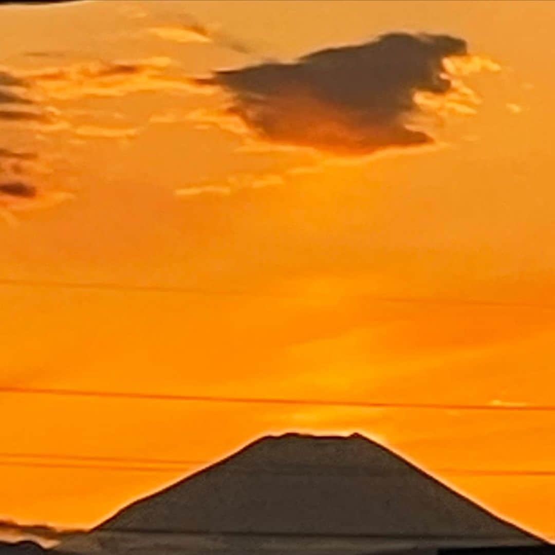 AYUMIさんのインスタグラム写真 - (AYUMIInstagram)「帰り道、空の色が とてもきれいで、思わずご近所さん のお宅に立ち寄り、屋上から  空の色、雲の色 富士山、お月様 を眺めました💫  ここは、私の東京の実家の ようなあったかい場所🏠  #今日という日にも感謝して」1月27日 18時08分 - ayumiayunco