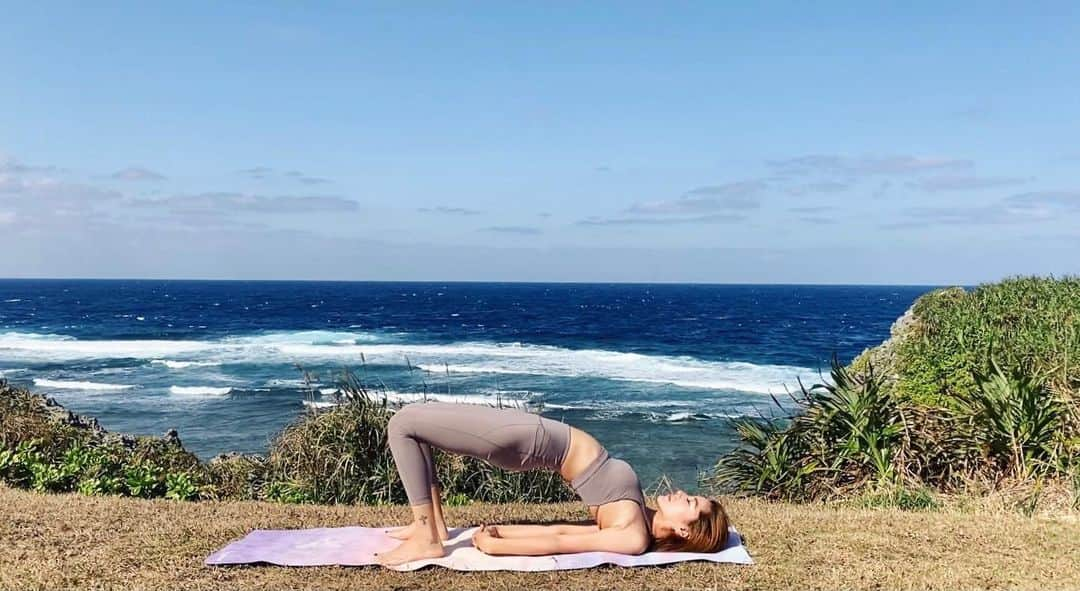 宮崎沙矢加のインスタグラム：「Open your heart to the sky and just keep your mind positive that all we need to be happy💙 . . . @zomigen_official  coupon cord 【sarah8】 #yoga #yogainstructor #meditation #yogalife #okinawa #yogateacher #alo #aloyoga #alomoves #yolo #love #beachlife #beach #follow #ootd #yogini #mindfulness #沖縄 #沖縄ヨガインストラクター #ヨガ　#インストラクター」